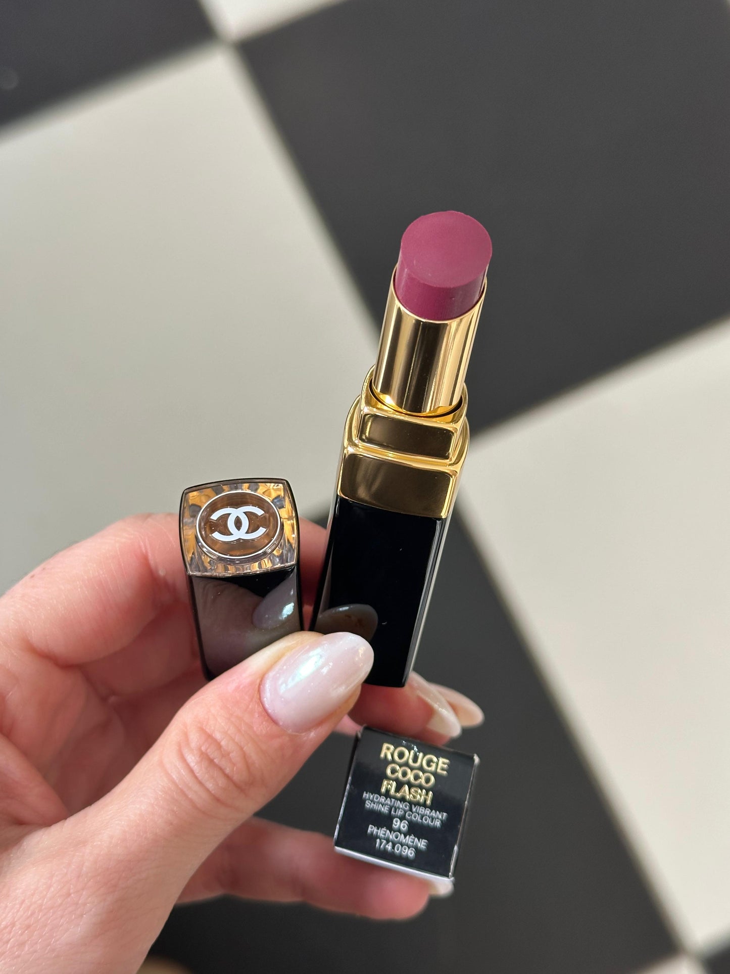 CHANEL Rouge Coco Flash (96)
Hydrating Vibrant Shine Lipstick