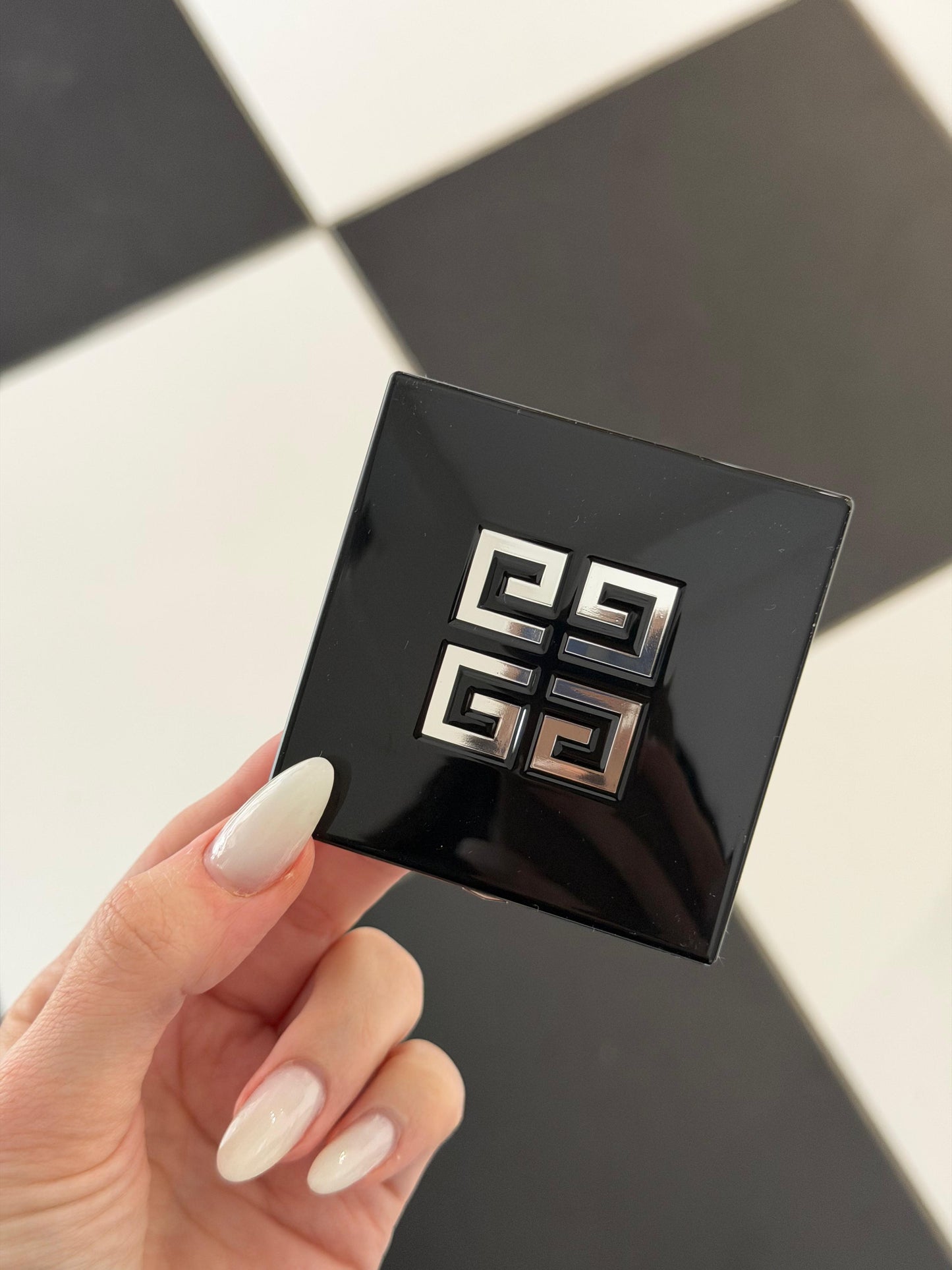 GIVENCHY Prisme Libre Highlighter Powder (001)
Long-lasting Hydrating And Marbled