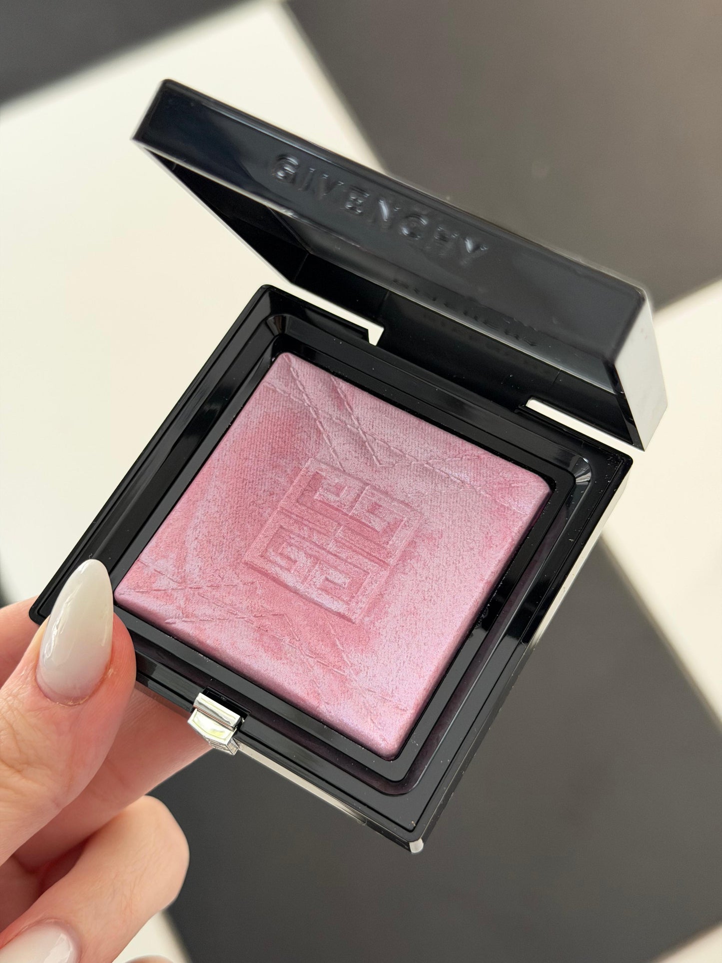 GIVENCHY Prisme Libre Highlighter Powder (001)
Long-lasting Hydrating And Marbled