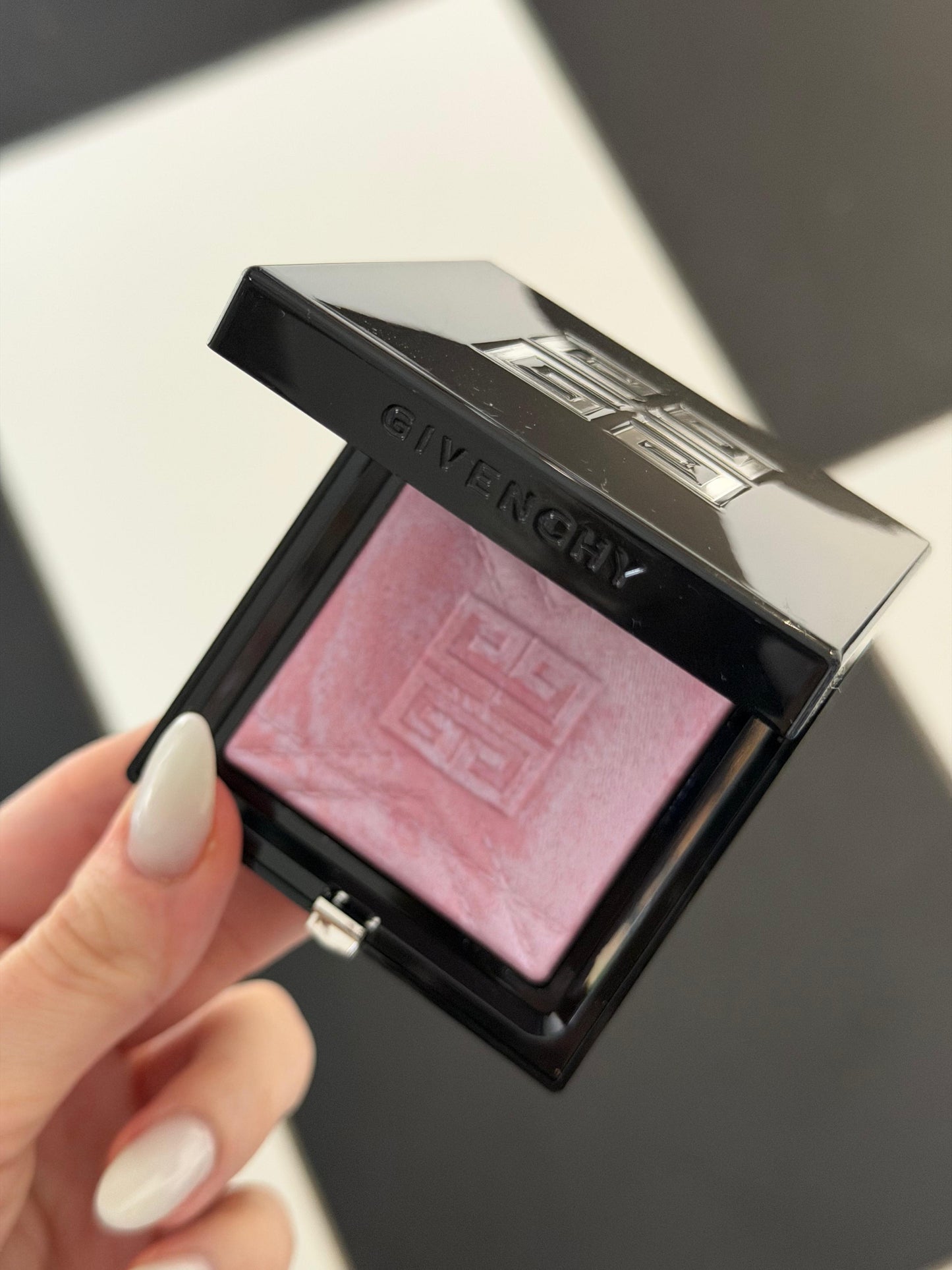GIVENCHY Prisme Libre Highlighter Powder (001)
Long-lasting Hydrating And Marbled