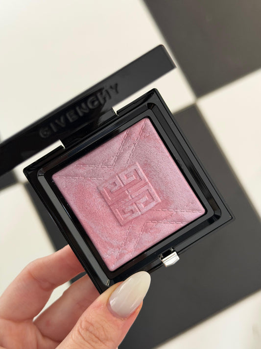 GIVENCHY Prisme Libre Highlighter Powder (001)
Long-lasting Hydrating And Marbled