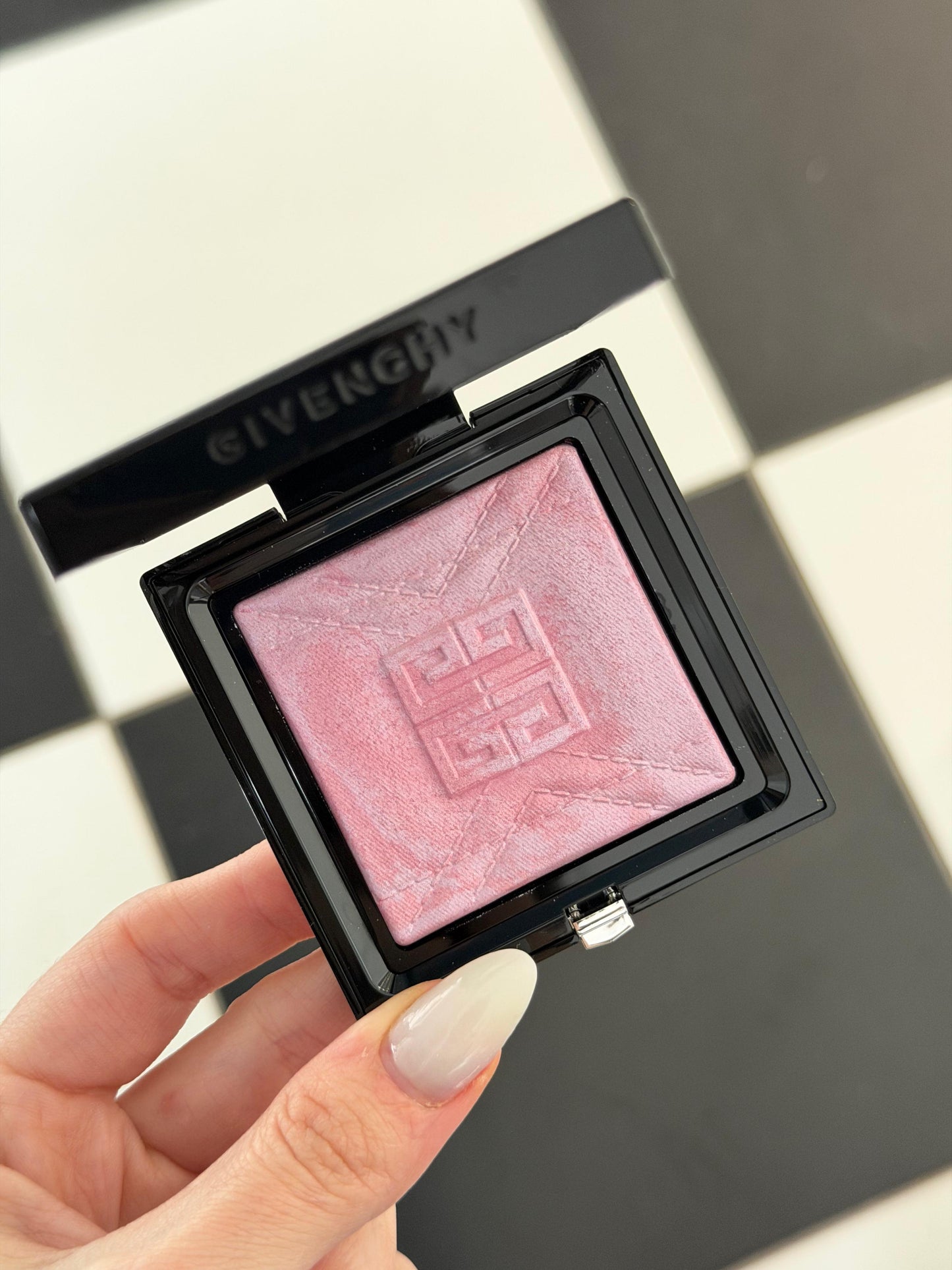 GIVENCHY Prisme Libre Highlighter Powder (001)
Long-lasting Hydrating And Marbled
