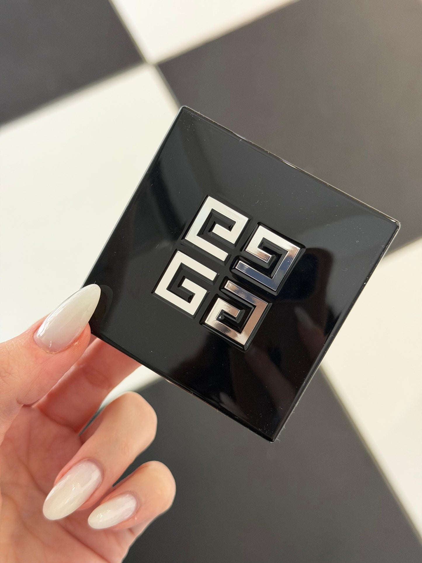 GIVENCHY Prisme Libre Highlighter Powder (001)
Long-lasting Hydrating And Marbled