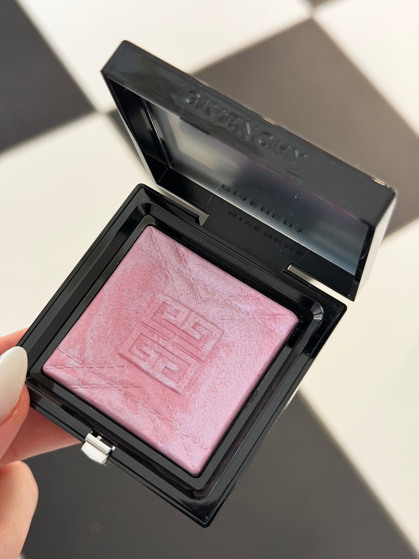 GIVENCHY Prisme Libre Highlighter Powder (001)
Long-lasting Hydrating And Marbled