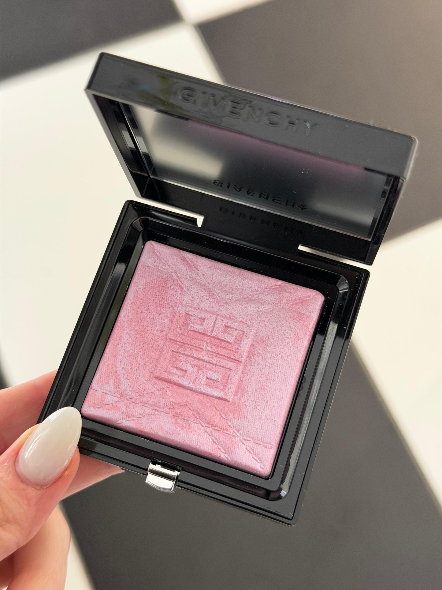 GIVENCHY Prisme Libre Highlighter Powder (001)
Long-lasting Hydrating And Marbled
