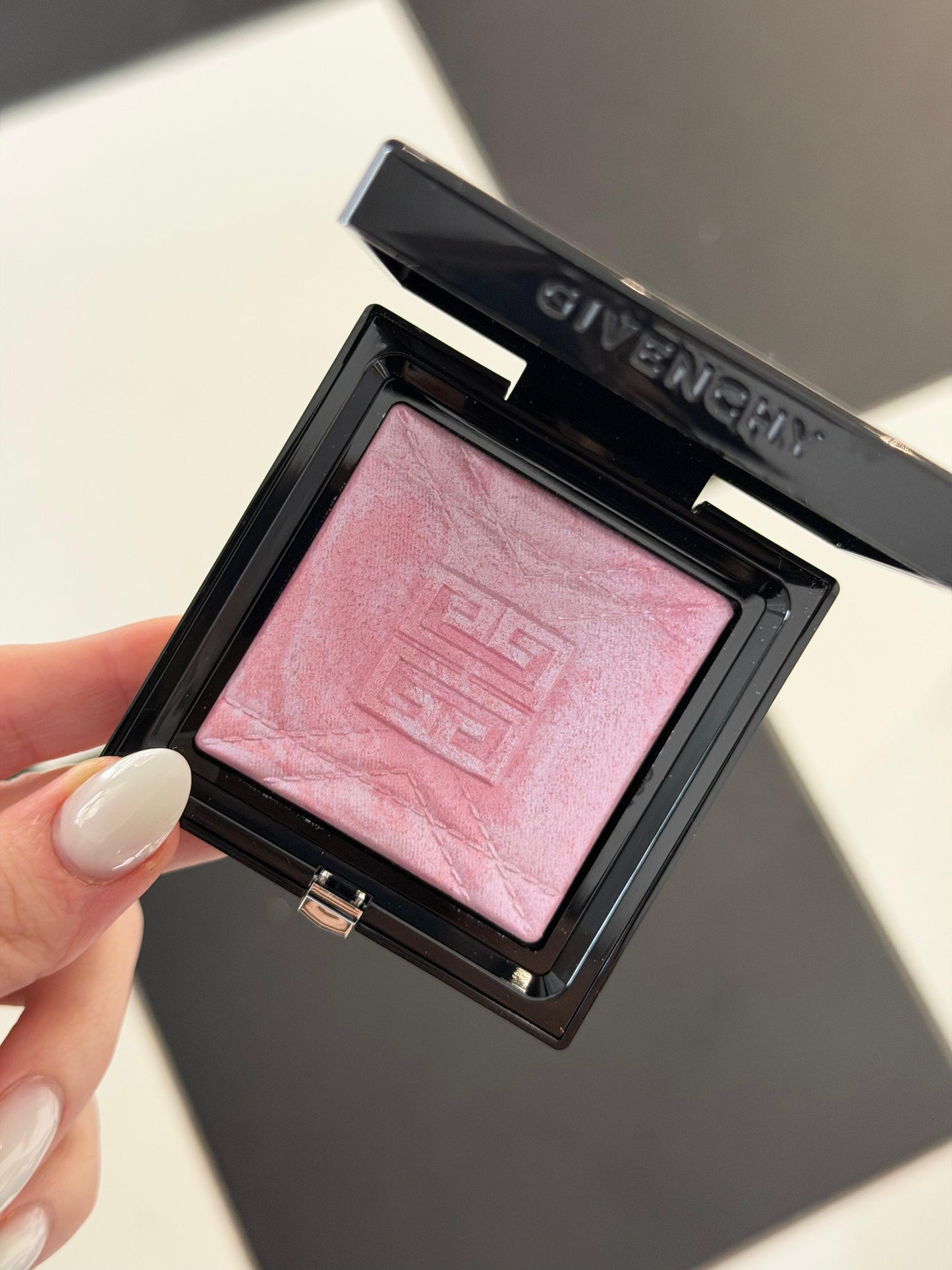 GIVENCHY Prisme Libre Highlighter Powder (001)
Long-lasting Hydrating And Marbled