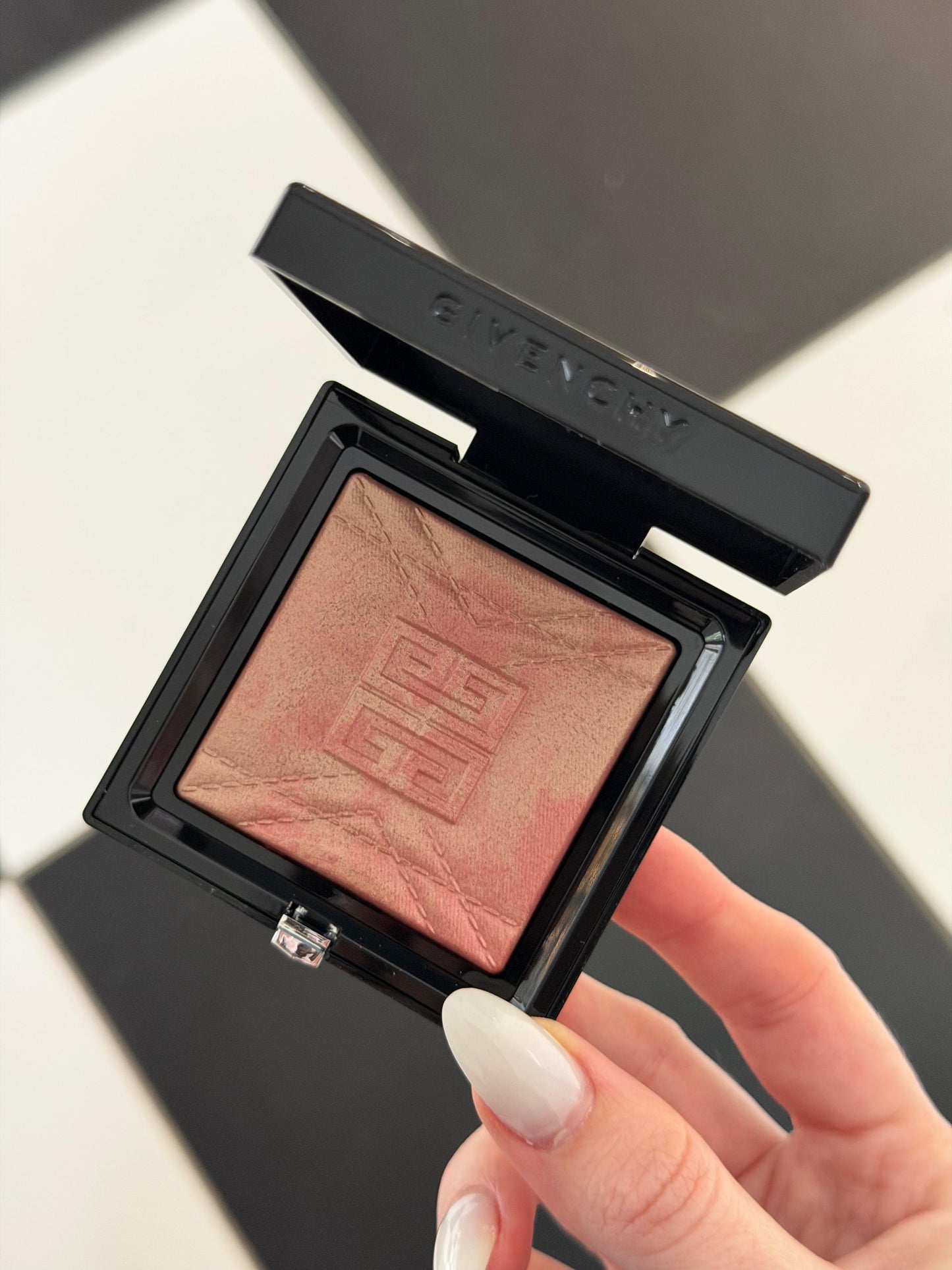 GIVENCHY Prisme Libre Highlighter Powder (004)
Long-lasting Hydrating And Marbled