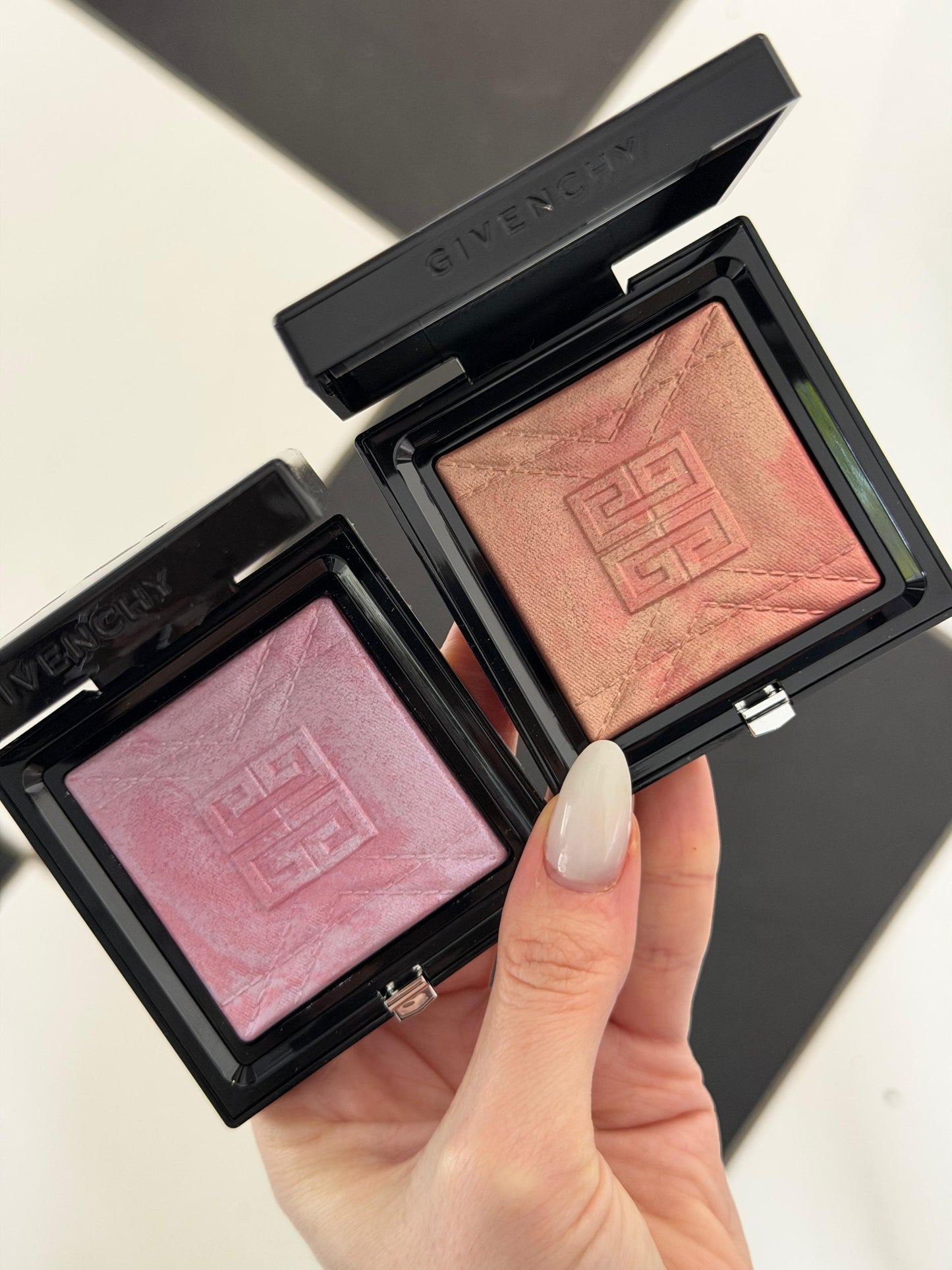 GIVENCHY Prisme Libre Highlighter Powder (001)
Long-lasting Hydrating And Marbled