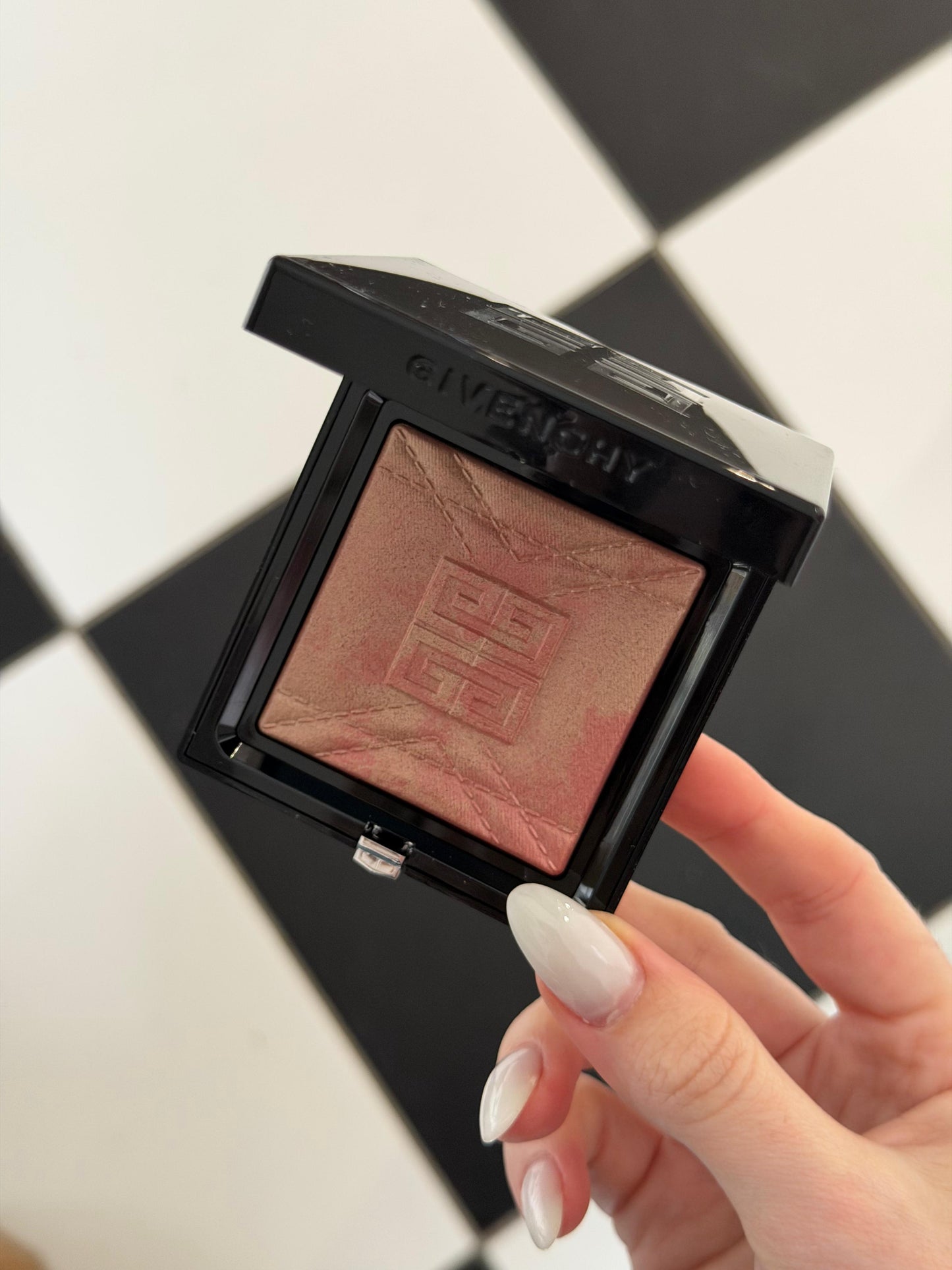 GIVENCHY Prisme Libre Highlighter Powder (004)
Long-lasting Hydrating And Marbled