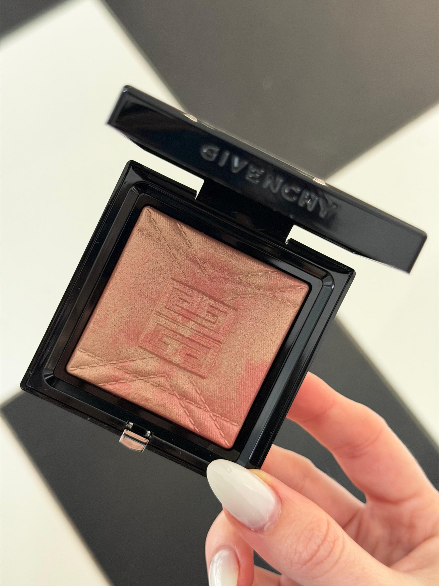 GIVENCHY Prisme Libre Highlighter Powder (004)
Long-lasting Hydrating And Marbled