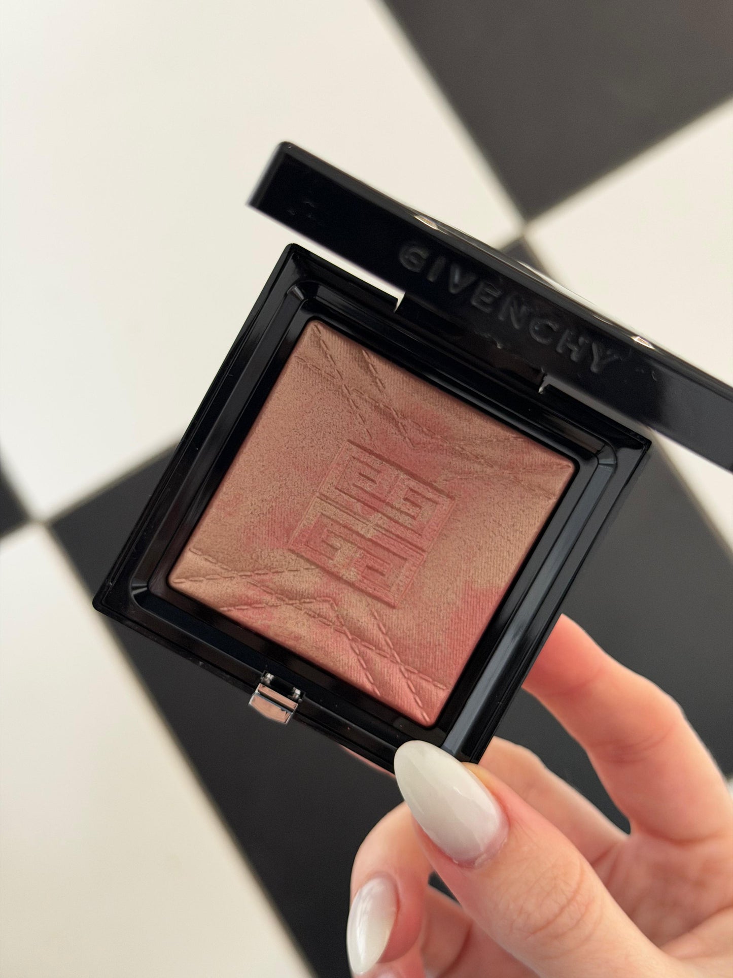 GIVENCHY Prisme Libre Highlighter Powder (004)
Long-lasting Hydrating And Marbled