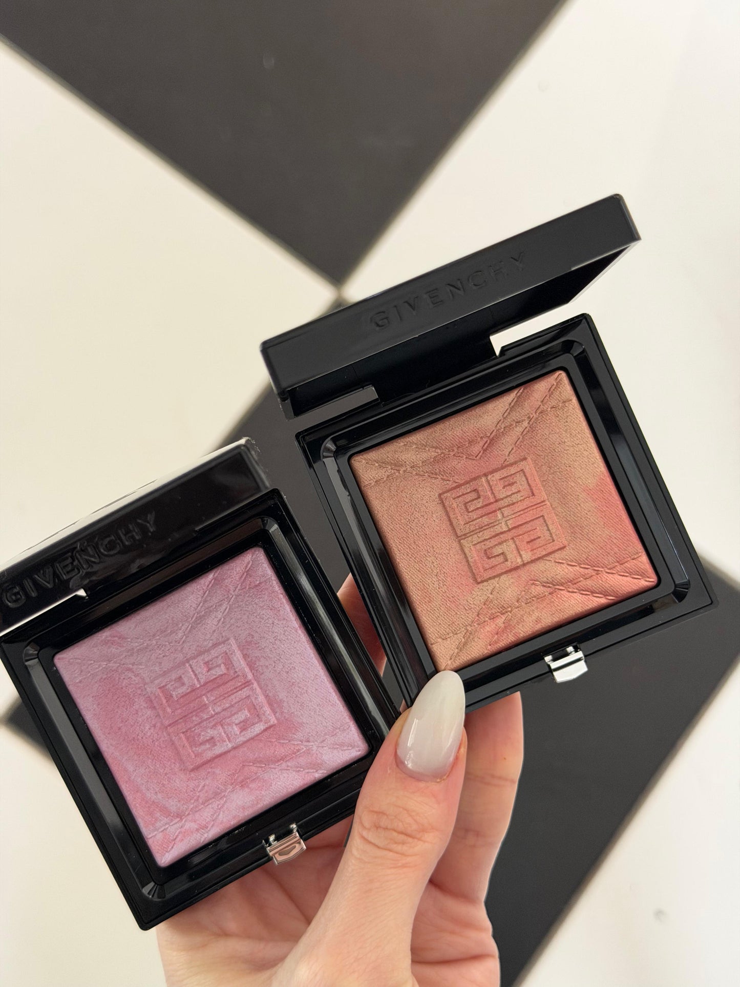 GIVENCHY Prisme Libre Highlighter Powder (001)
Long-lasting Hydrating And Marbled