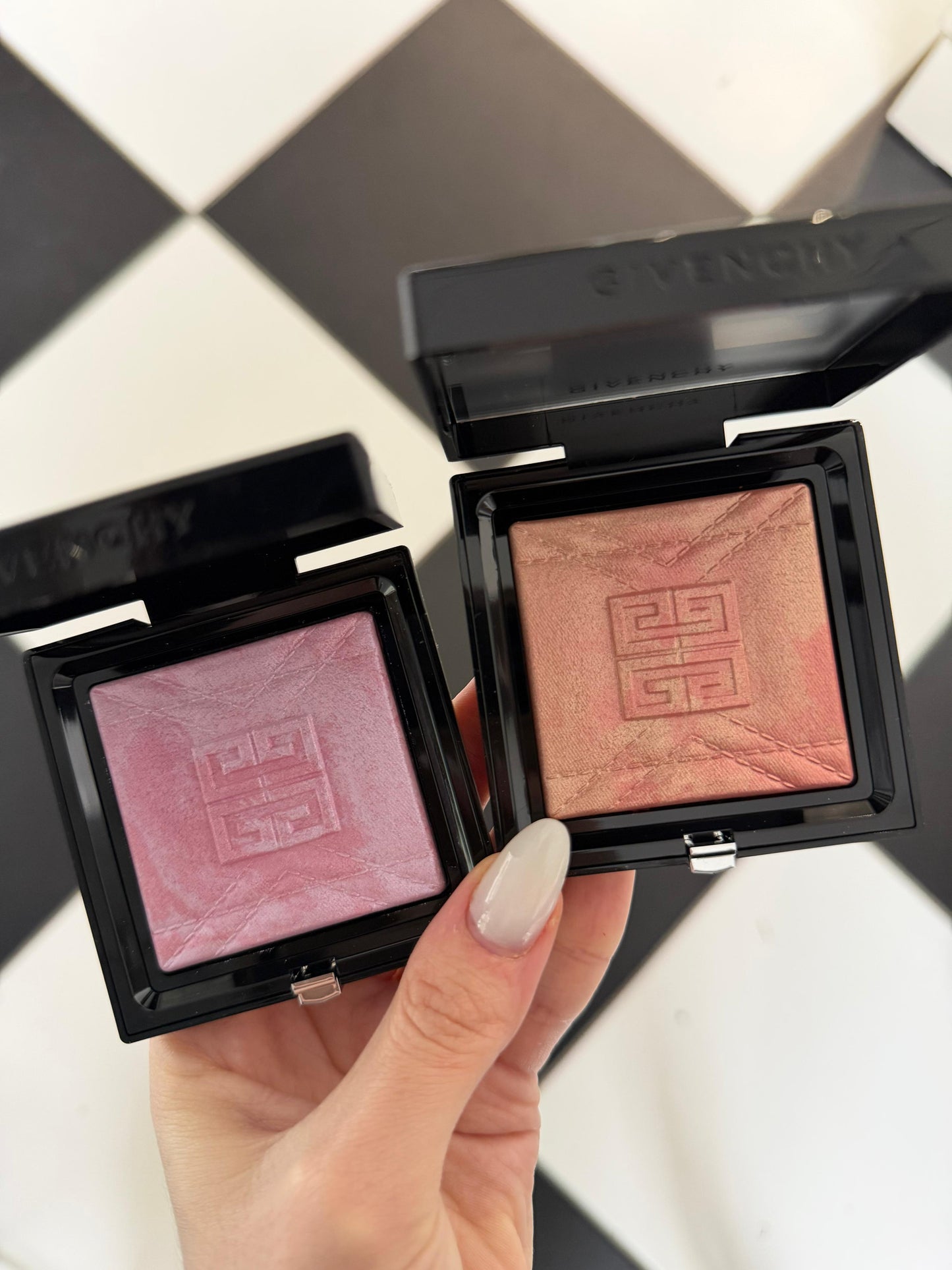 GIVENCHY Prisme Libre Highlighter Powder (001)
Long-lasting Hydrating And Marbled