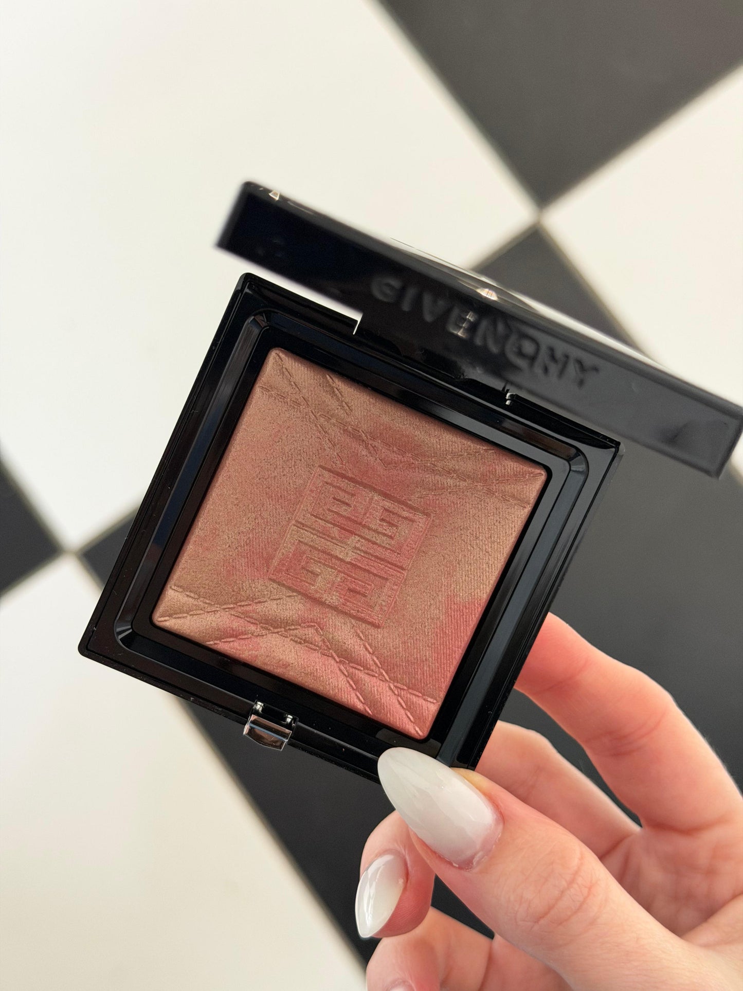 GIVENCHY Prisme Libre Highlighter Powder (004)
Long-lasting Hydrating And Marbled