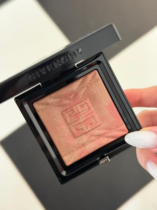 GIVENCHY Prisme Libre Highlighter Powder (004)
Long-lasting Hydrating And Marbled
