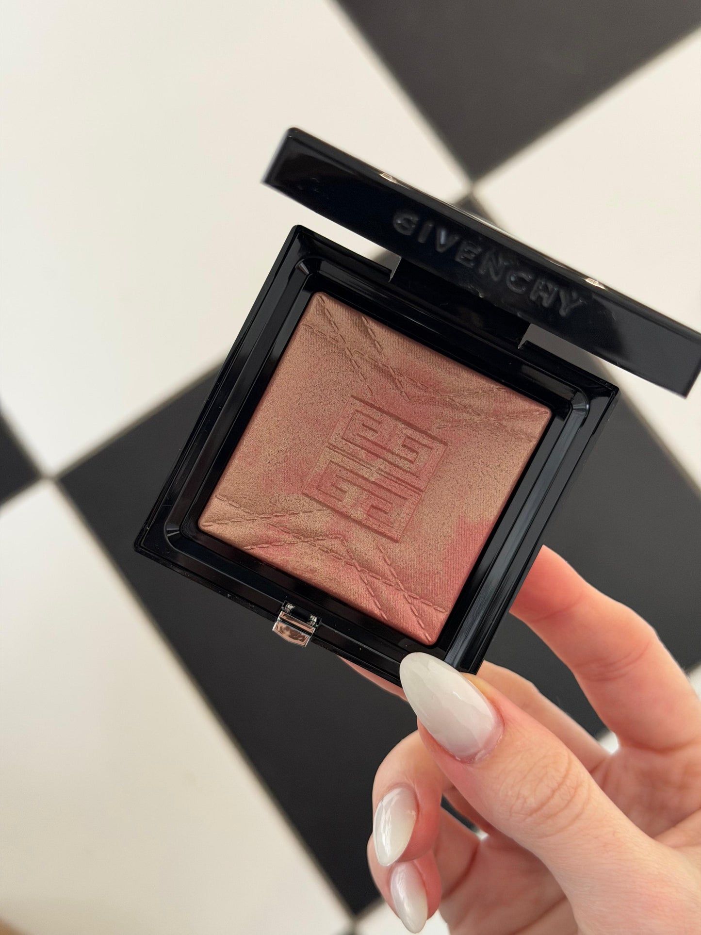 GIVENCHY Prisme Libre Highlighter Powder (004)
Long-lasting Hydrating And Marbled