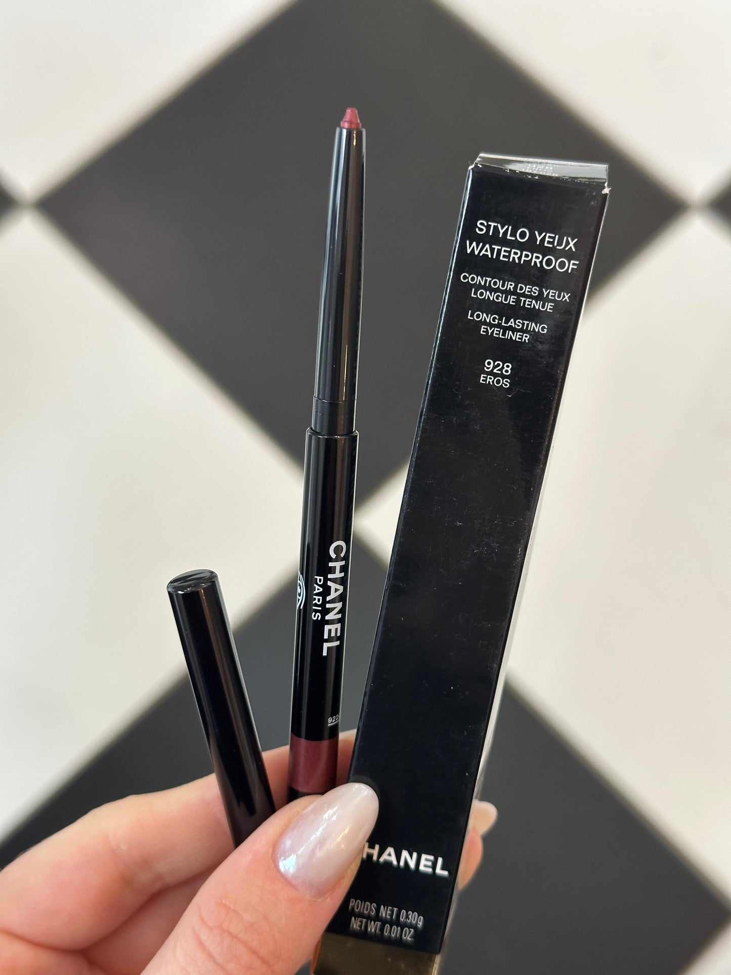 CHANEL Stylo Eyes Waterproof (928)
Long-Lasting Eyeliner