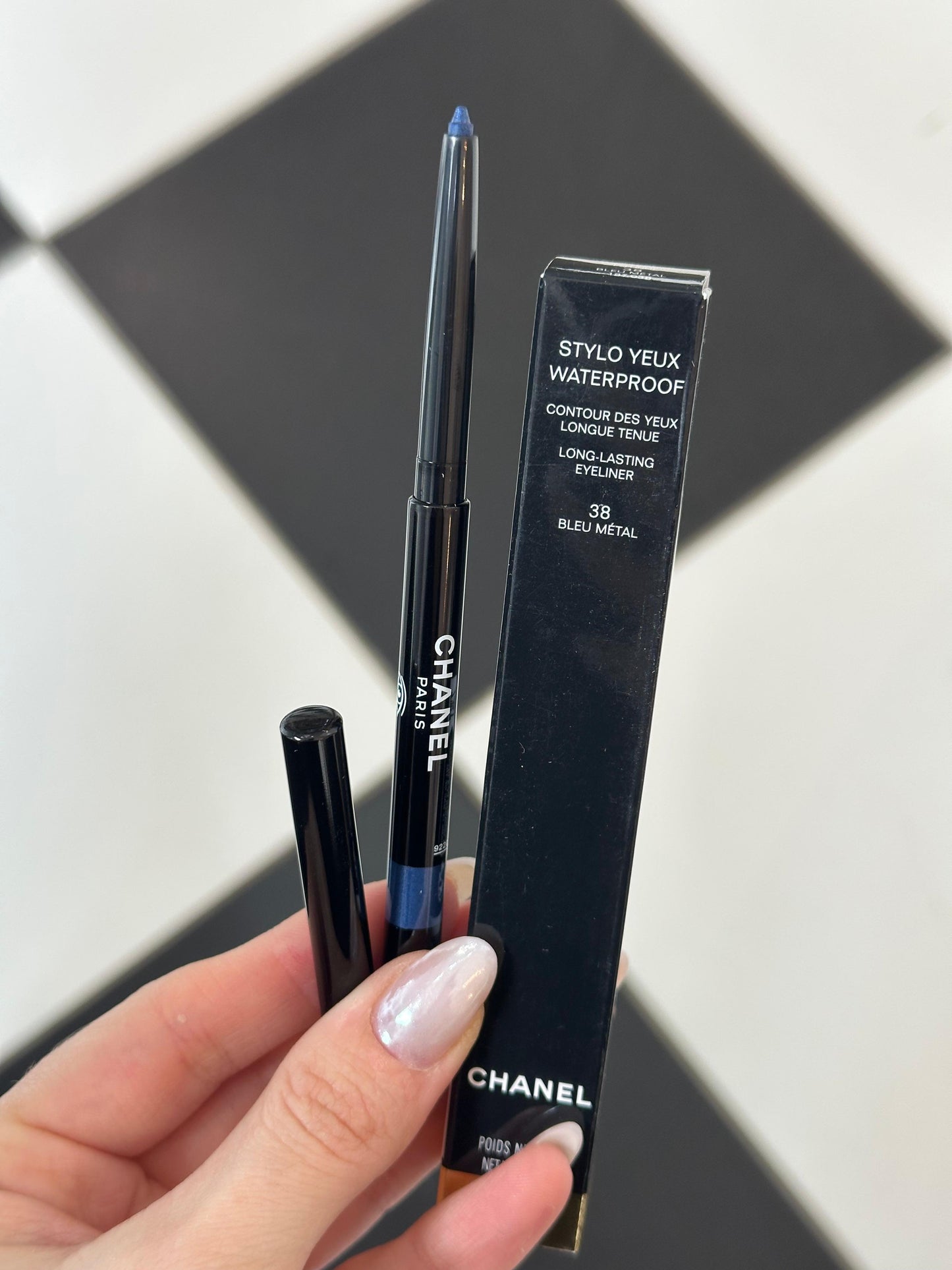 CHANEL Stylo Eyes Waterproof (38)
Long-Lasting Eyeliner