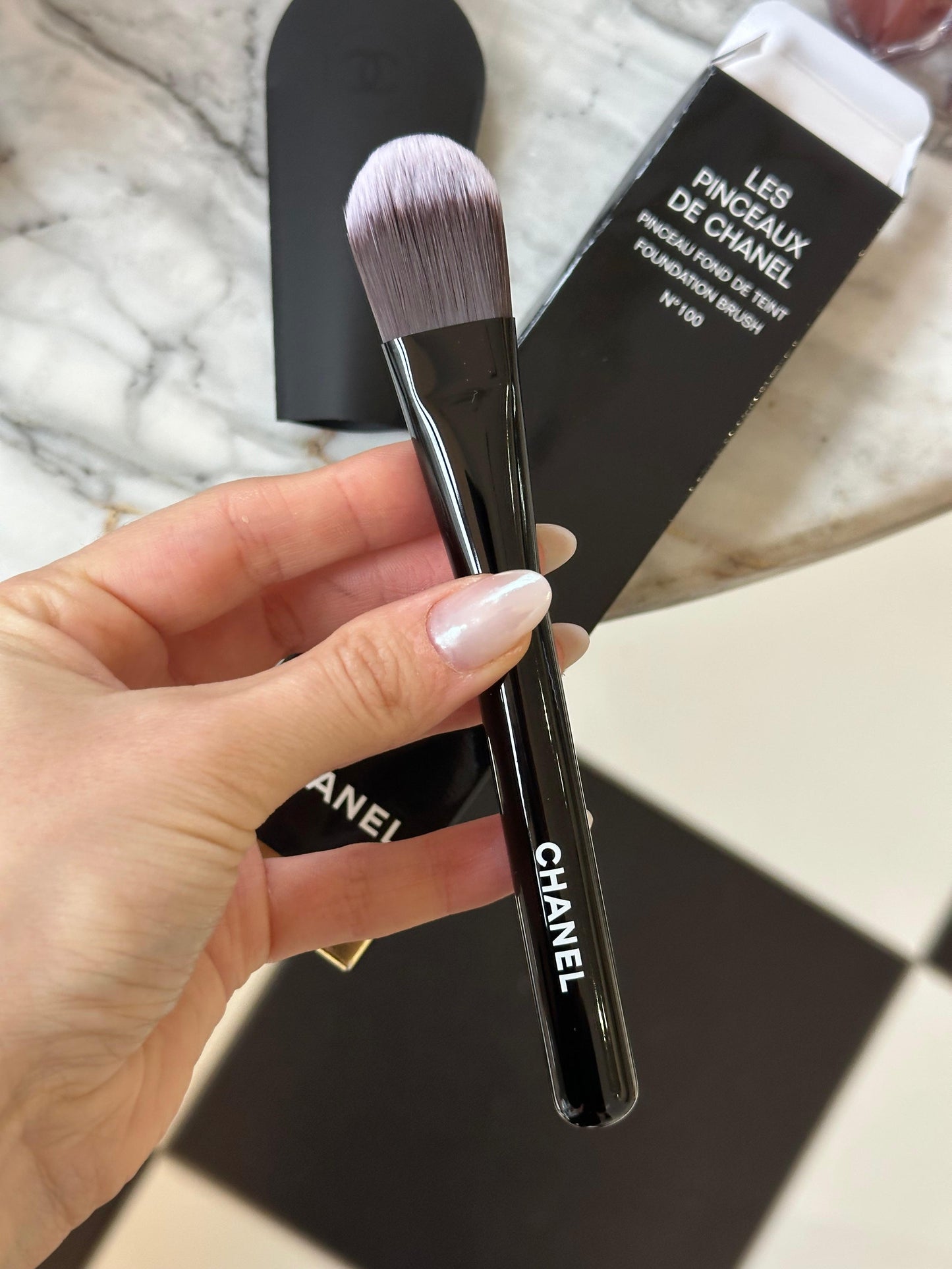 CHANEL Les Pinceaux De Chanel
Foundation Brush N°100