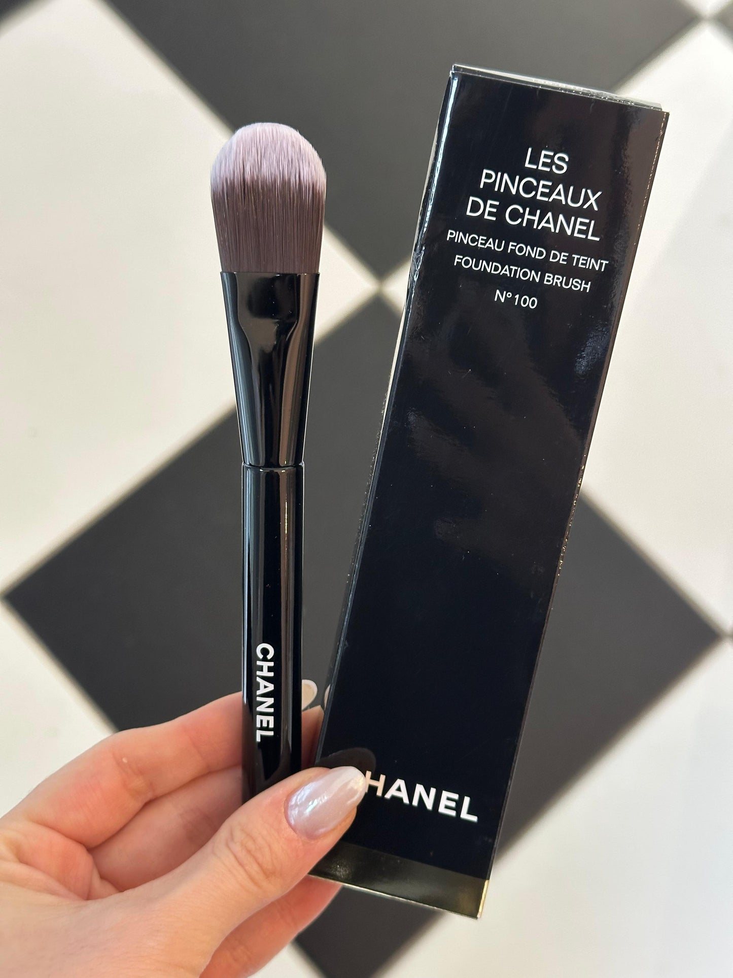 CHANEL Les Pinceaux De Chanel
Foundation Brush N°100