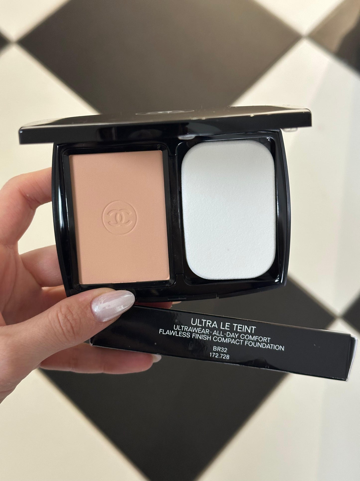 CHANEL Ultra Le Teint (BR32)
Ultrawear All-Day Comfort Flawless Finish Compact Foundation