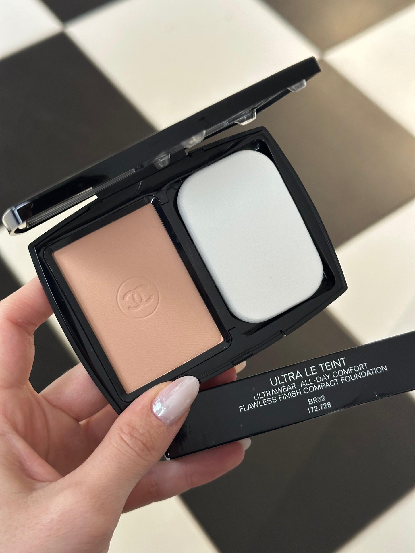 CHANEL Ultra Le Teint (BR32)
Ultrawear All-Day Comfort Flawless Finish Compact Foundation