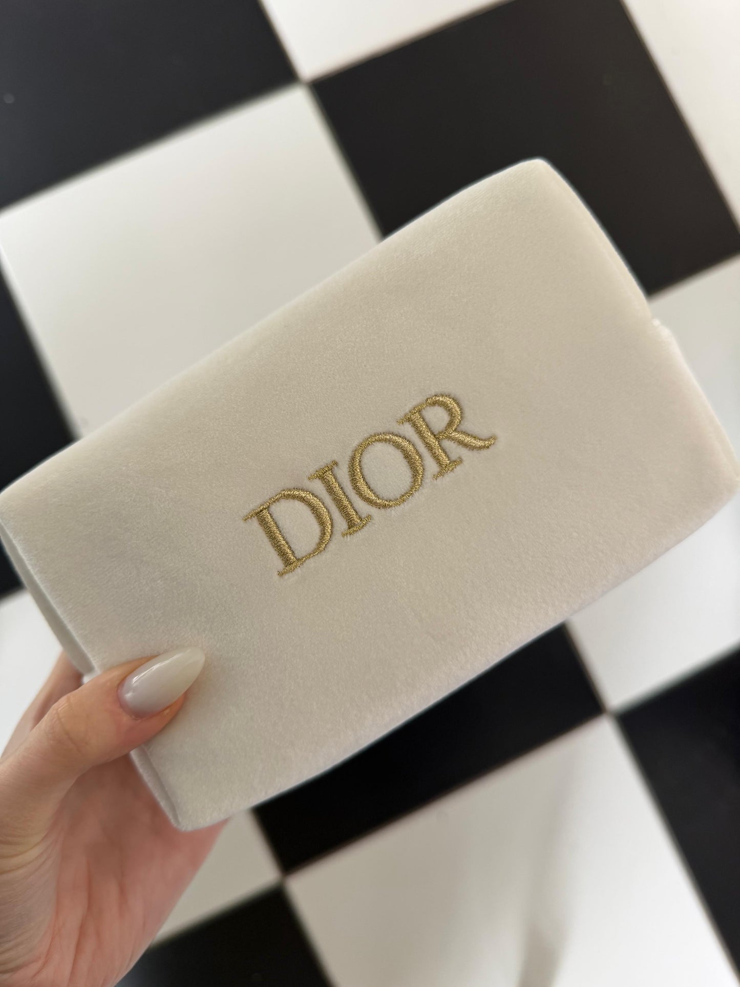DIOR
Beauty White Pouch Gift
