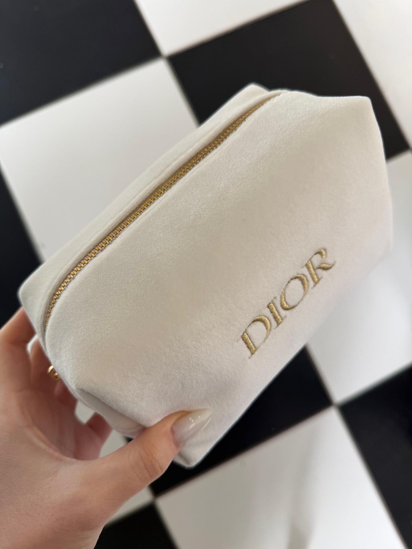 DIOR
Beauty White Pouch Gift
