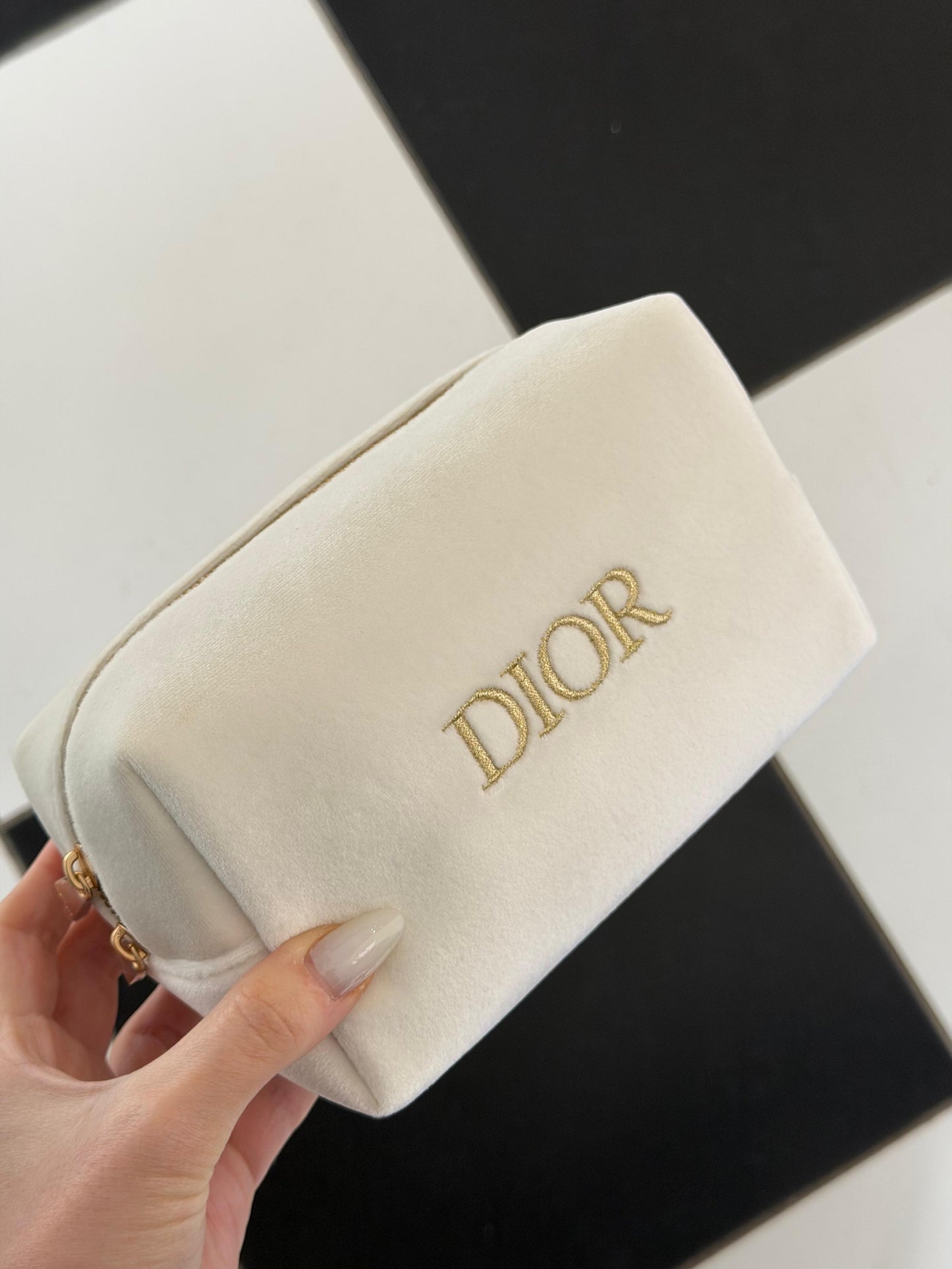DIOR
Beauty White Pouch Gift