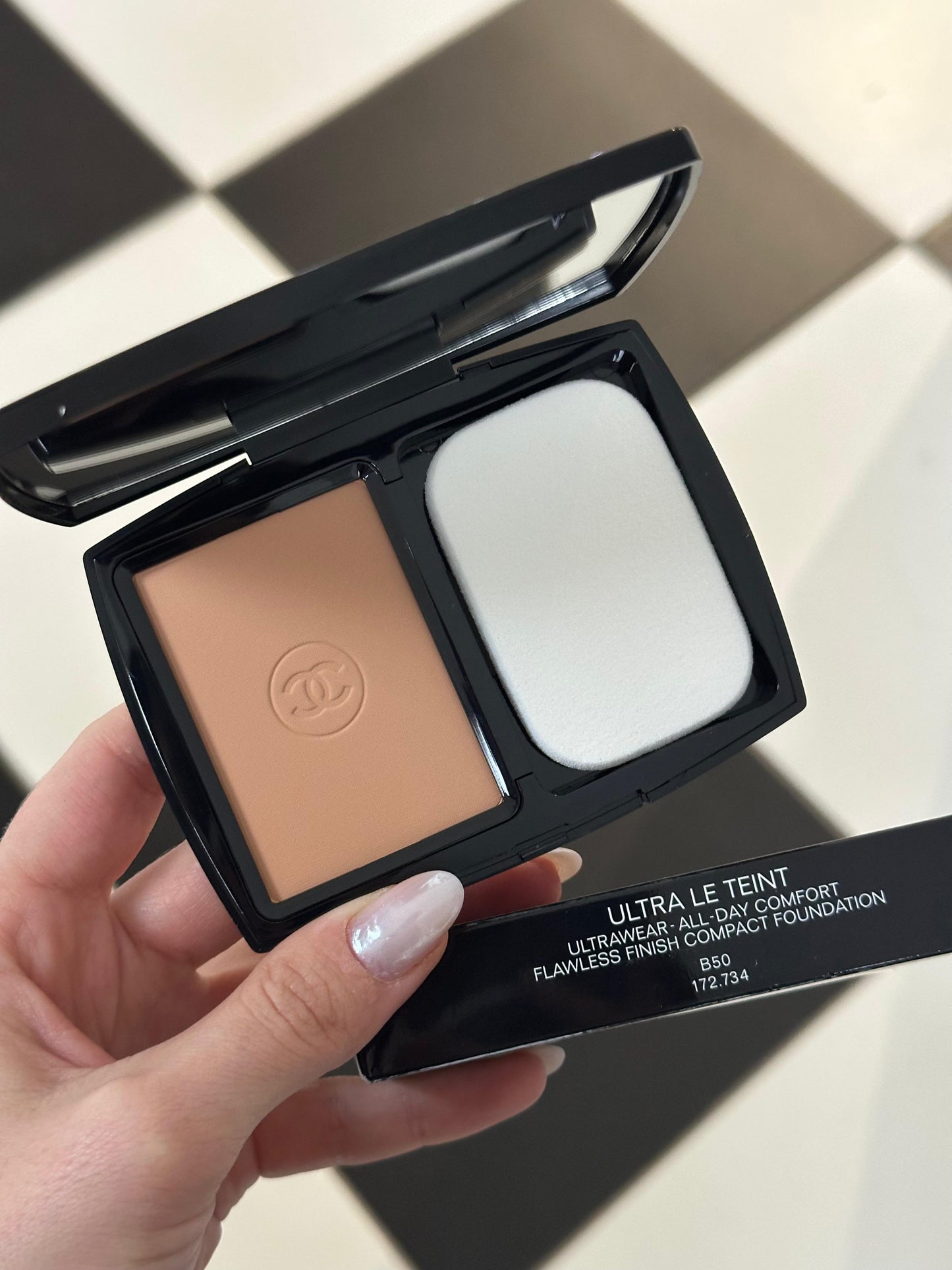 CHANEL Ultra Le Teint (B50)
Ultrawear All-Day Comfort Flawless Finish Compact Foundation