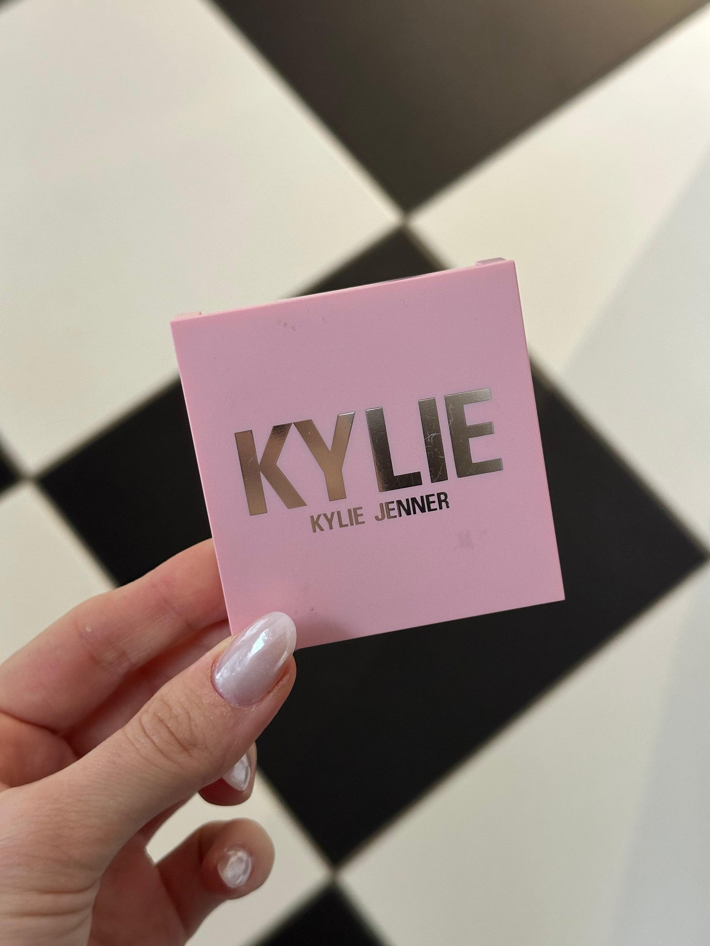 KYLIE JENNER Kylighter Pressed Illuminating Powder
All-Over Instant Glow