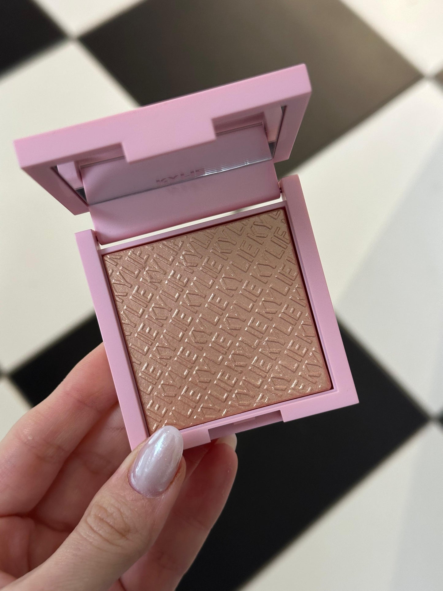 KYLIE JENNER Kylighter Pressed Illuminating Powder
All-Over Instant Glow
