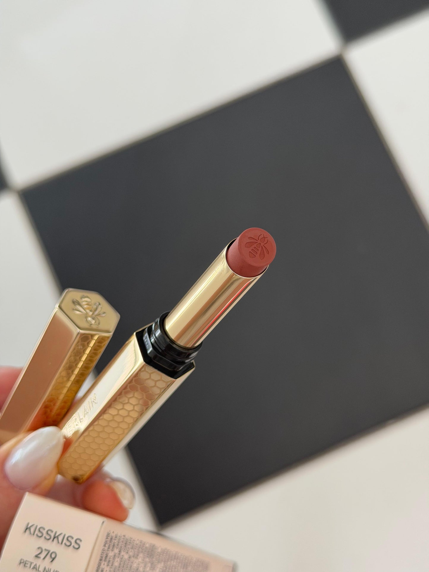 GUERLAIN KissKiss Honey-Infused Kissproof Intense Lipstick (279)
Blur Matte – 24hr Extreme Hold