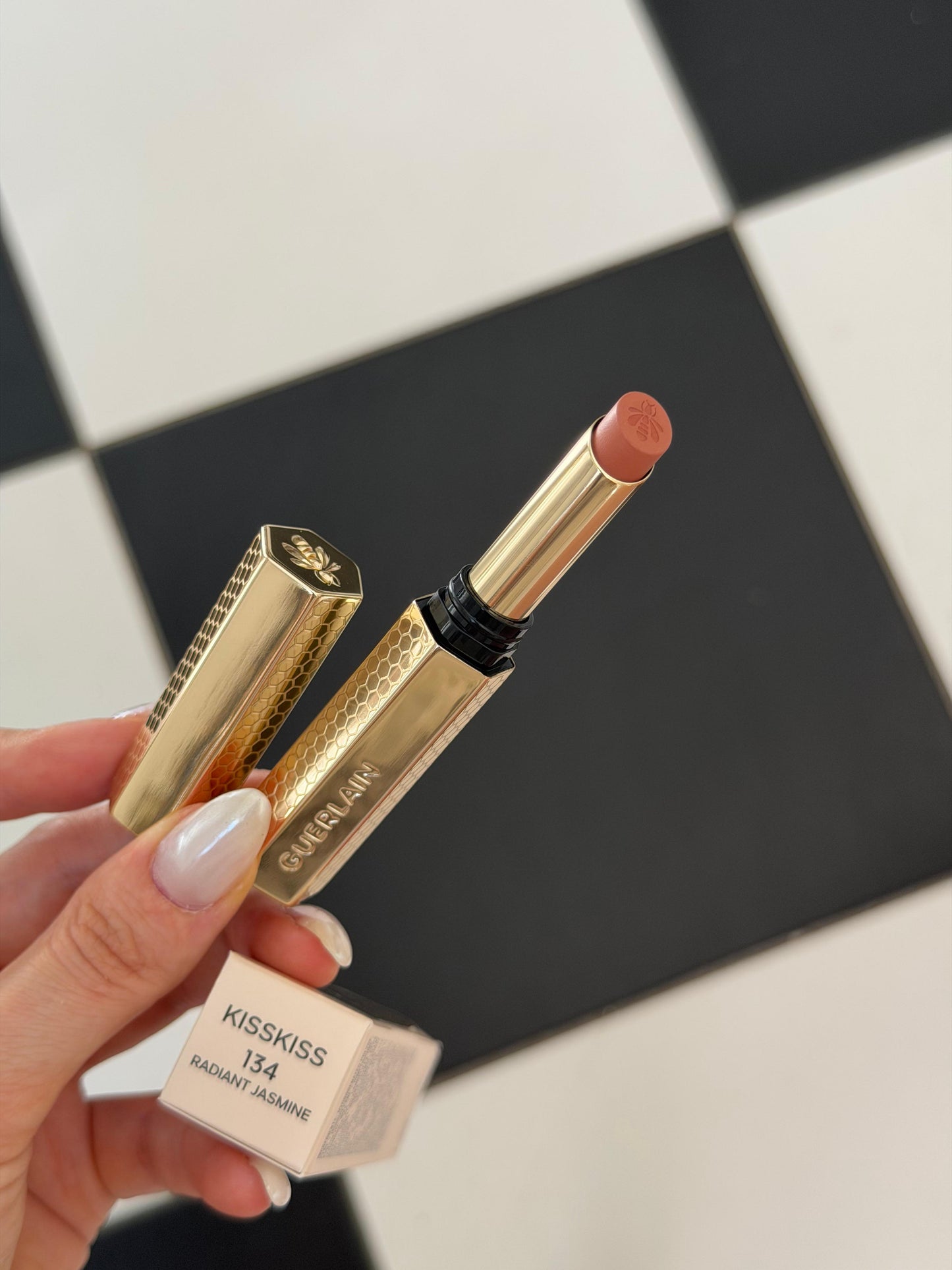 GUERLAIN KissKiss Honey-Infused Kissproof Intense Lipstick (134)
Blur Matte – 24hr Extreme Hold