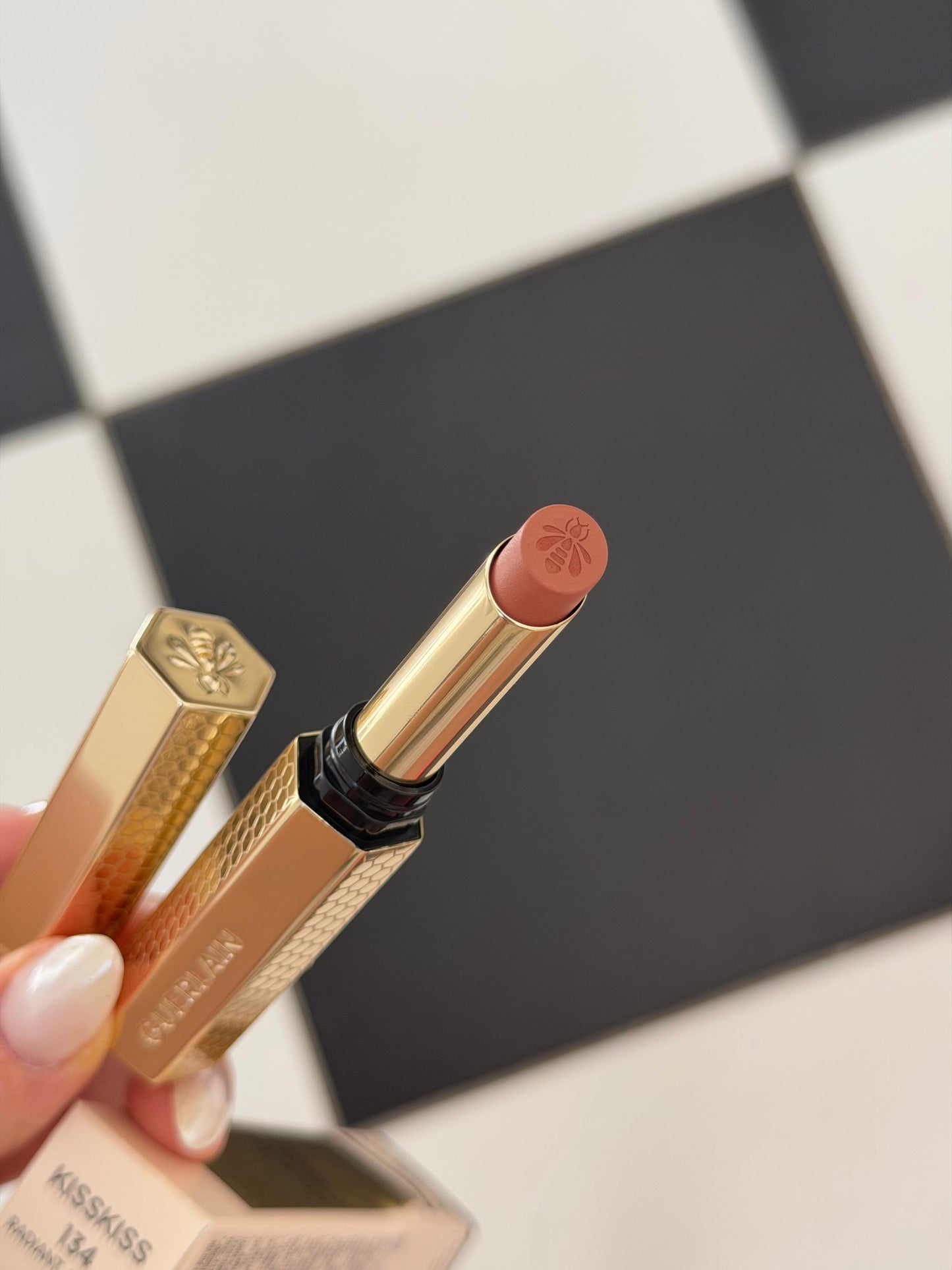 GUERLAIN KissKiss Honey-Infused Kissproof Intense Lipstick (134)
Blur Matte – 24hr Extreme Hold