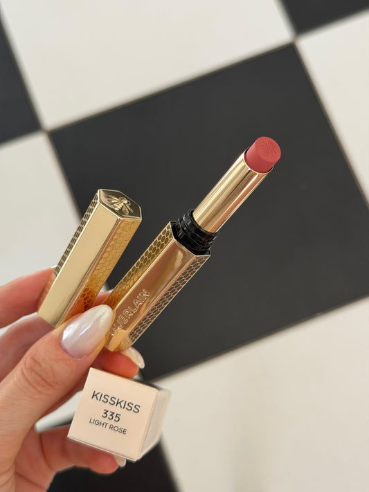 GUERLAIN KissKiss Honey-Infused Kissproof Intense Lipstick (335)
Blur Matte – 24hr Extreme Hold