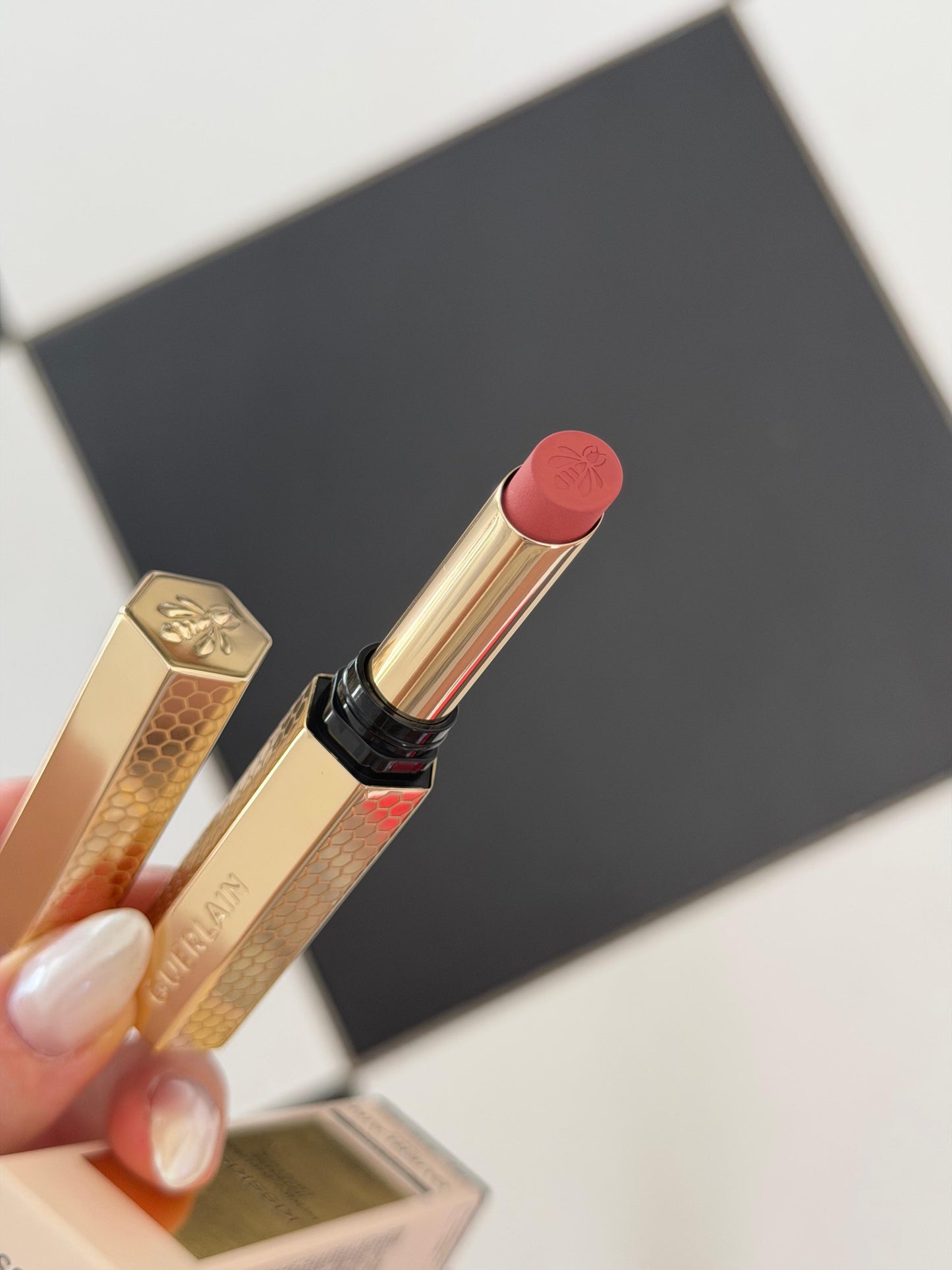 GUERLAIN KissKiss Honey-Infused Kissproof Intense Lipstick (335)
Blur Matte – 24hr Extreme Hold