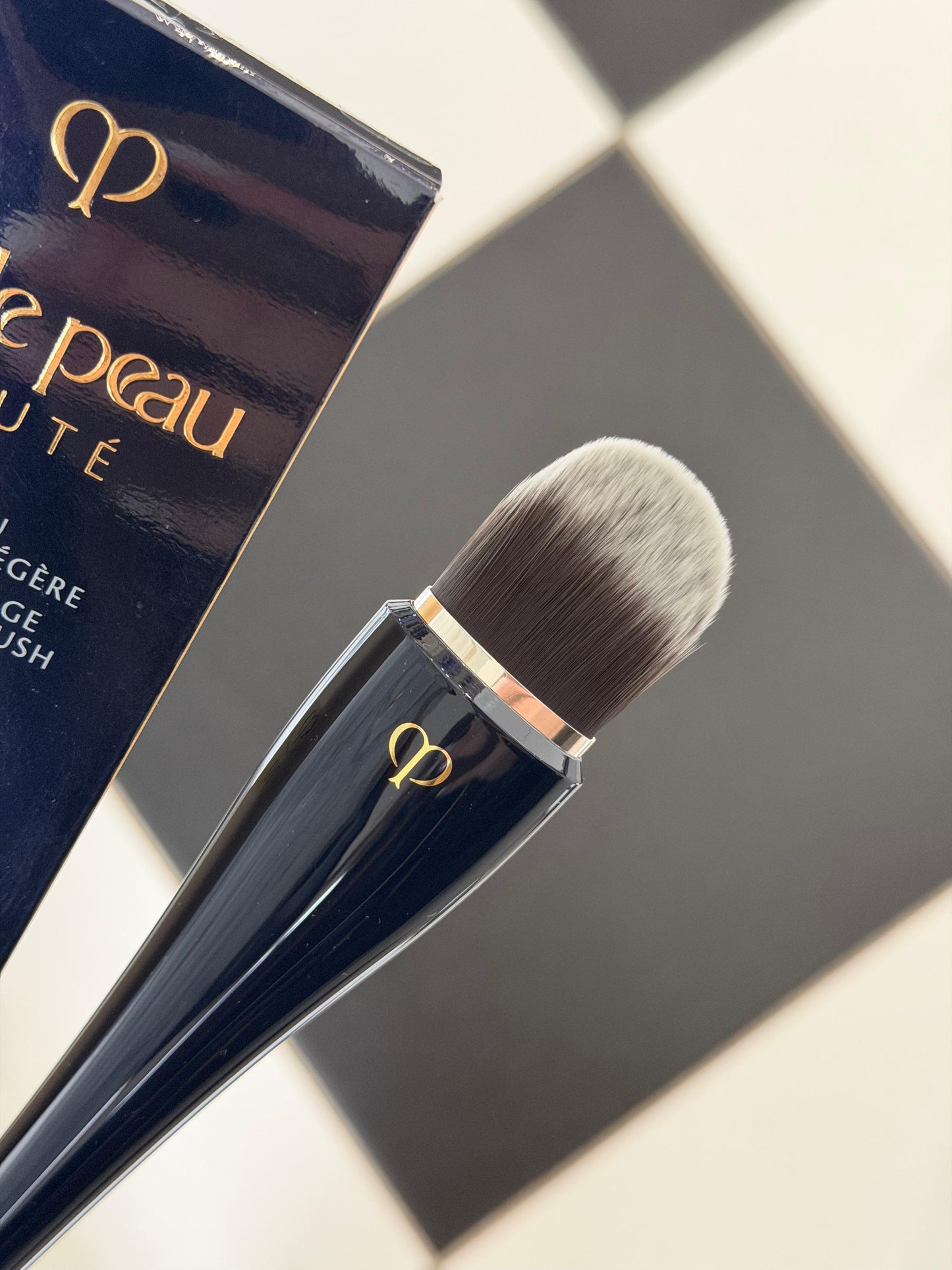 CLÉ DE PEAU BEAUTÉ Light Coverage Foundation Brush