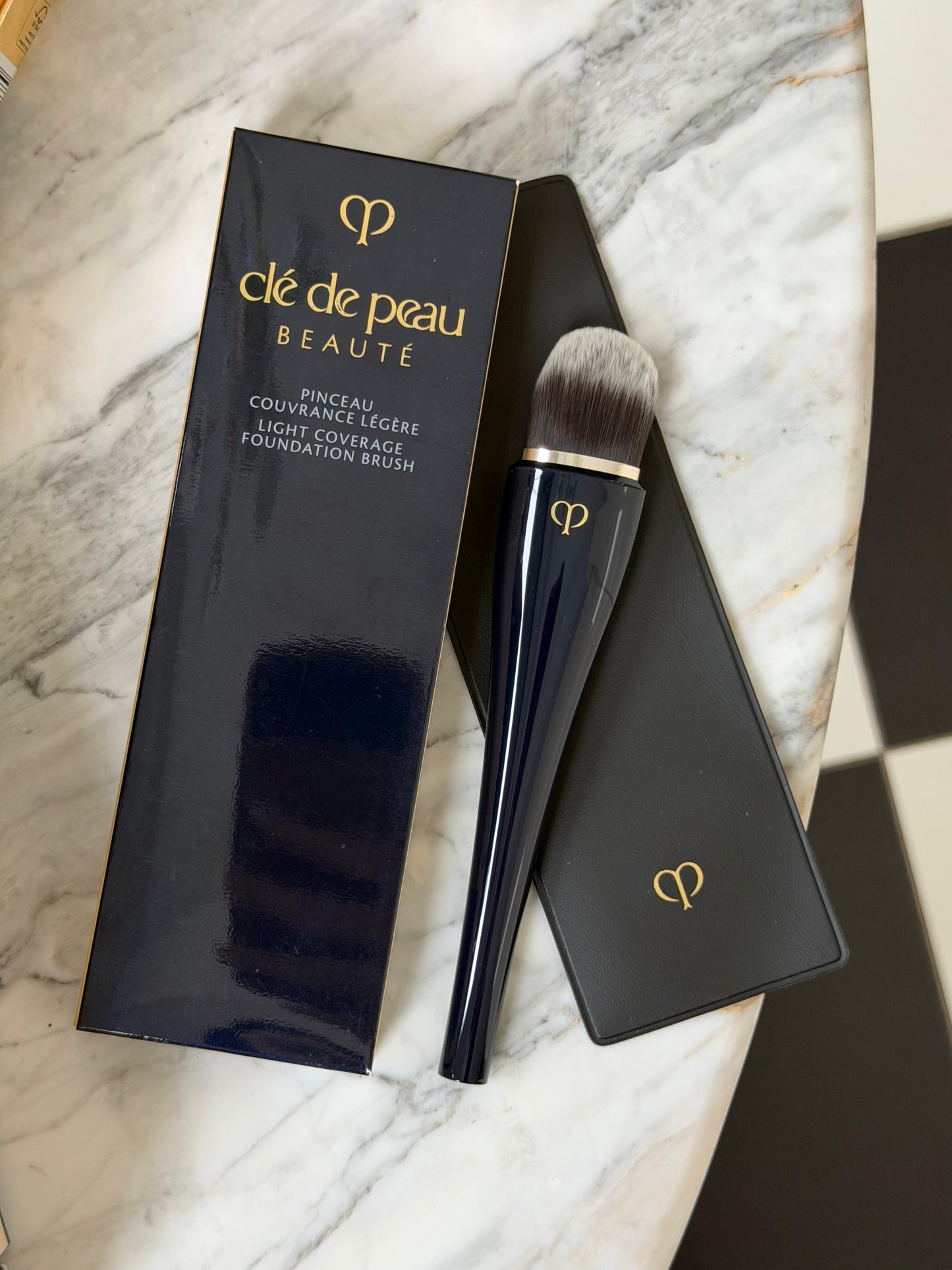 CLÉ DE PEAU BEAUTÉ Light Coverage Foundation Brush