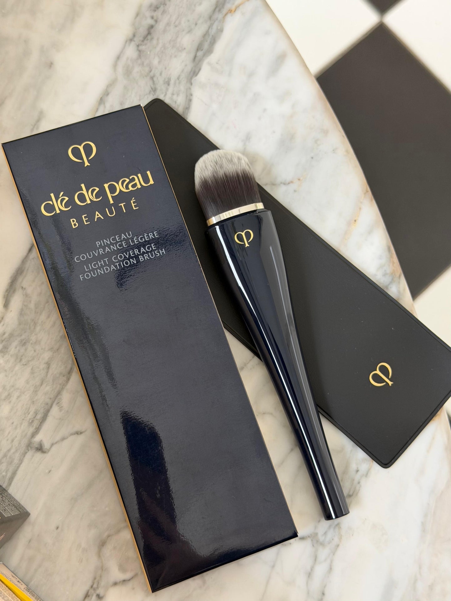 CLÉ DE PEAU BEAUTÉ Light Coverage Foundation Brush