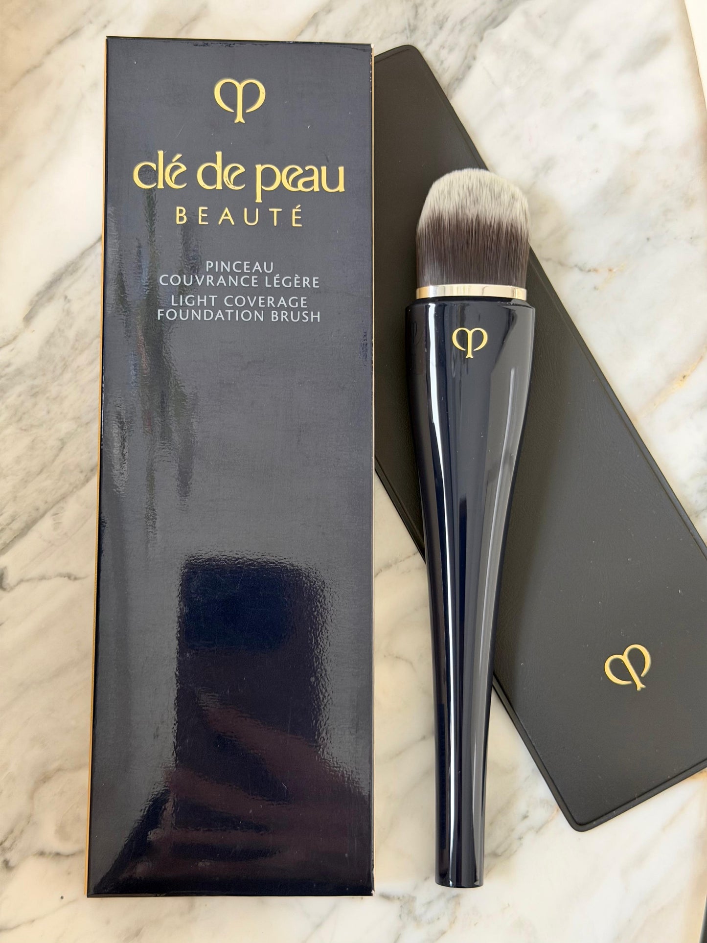 CLÉ DE PEAU BEAUTÉ Light Coverage Foundation Brush
