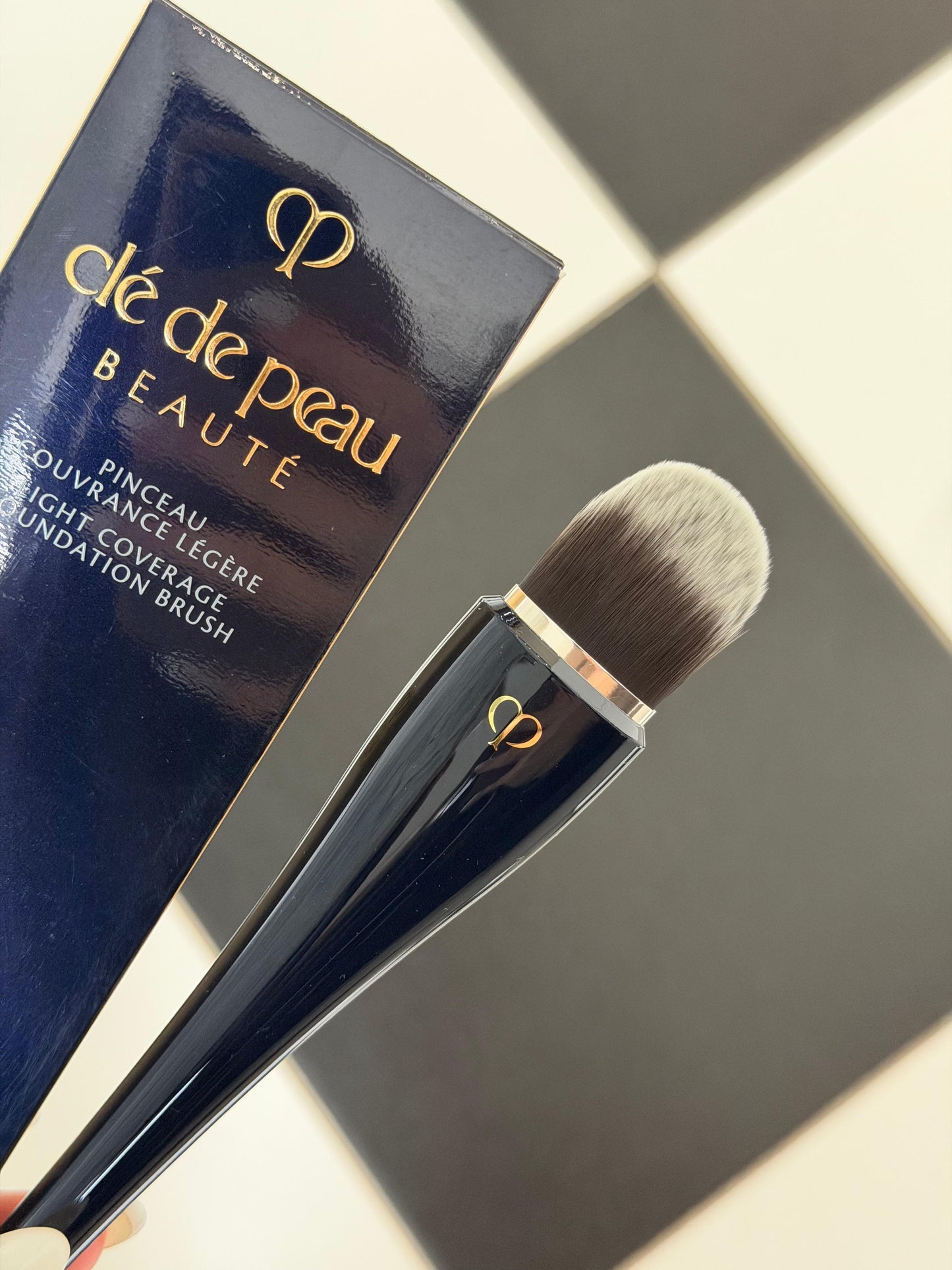 CLÉ DE PEAU BEAUTÉ Light Coverage Foundation Brush