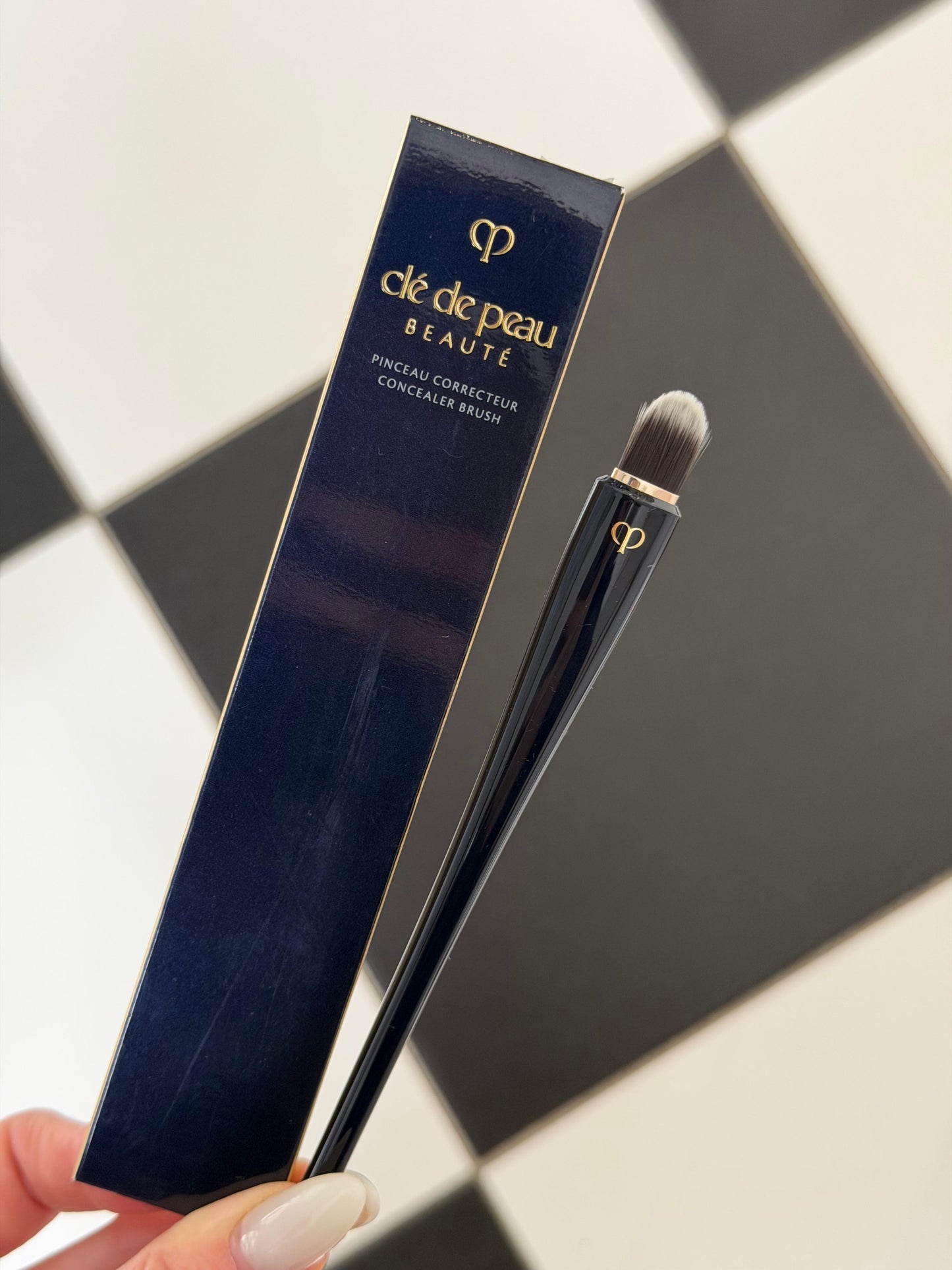 CLÉ DE PEAU BEAUTÉ Light Coverage Concealer Brush