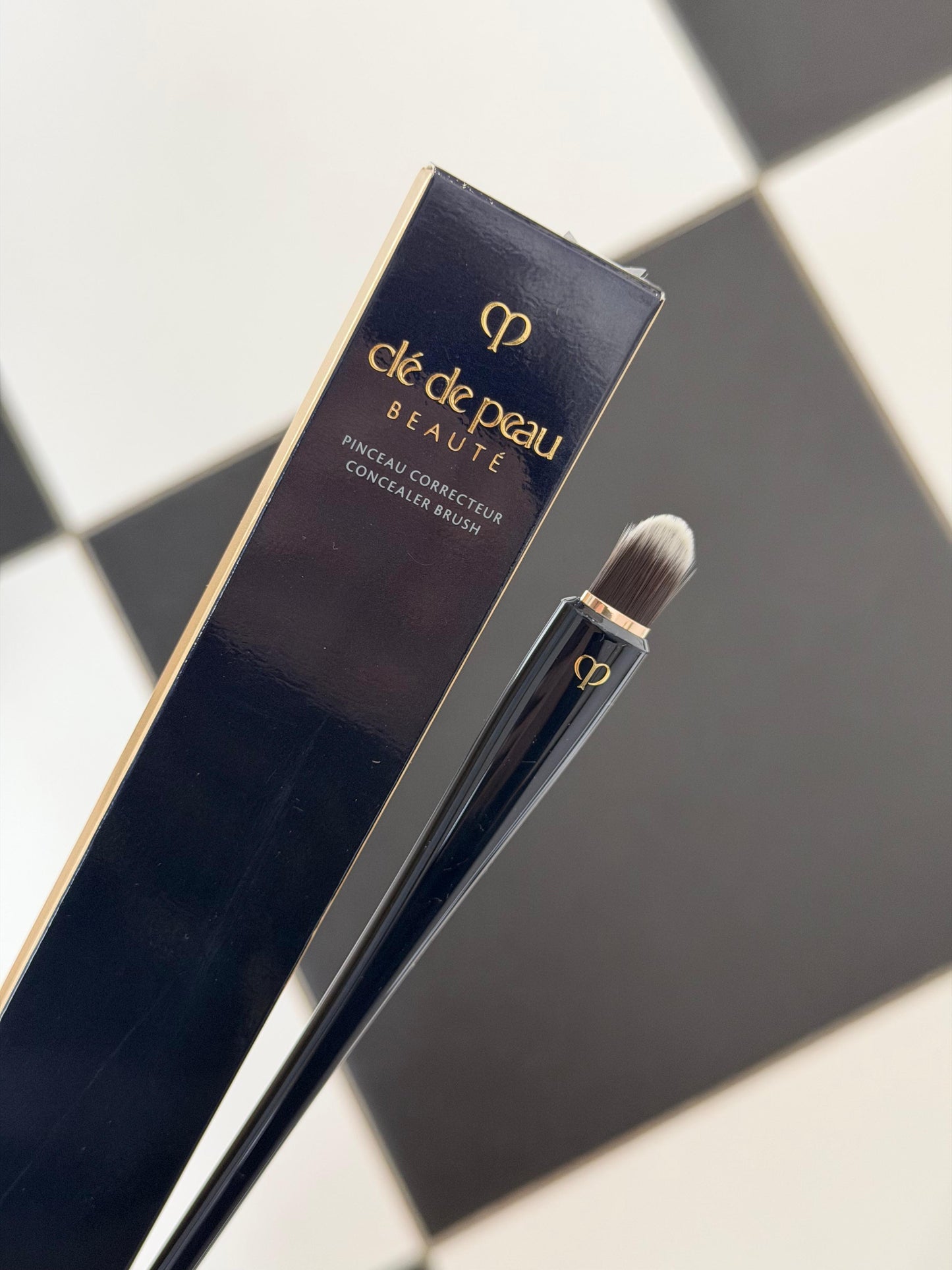 CLÉ DE PEAU BEAUTÉ Light Coverage Concealer Brush