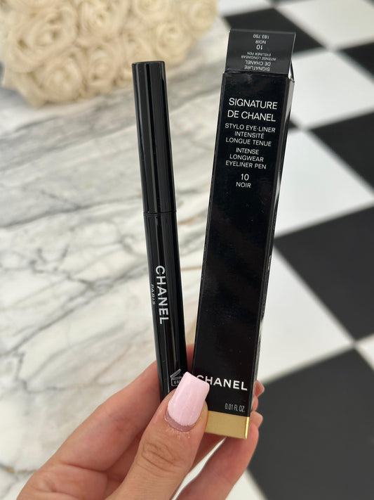 CHANEL Signature De Chanel
Precise, Intense, Waterproof Eyeliner Pencil