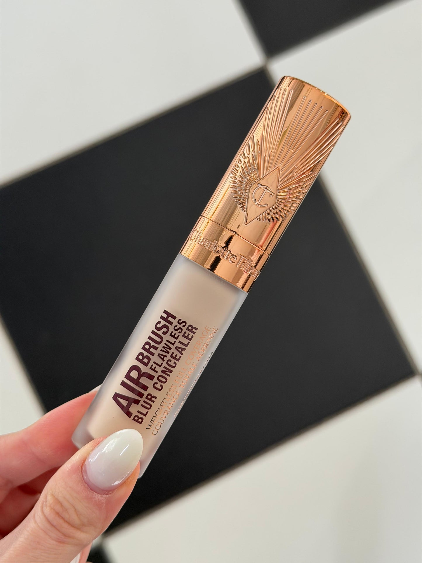 CHARLOTTE TILBURY Airbrush Flawless Blur Concealer (2.5)
Hydrating, Full-Coverage And 24-Hour Creaseless Wear