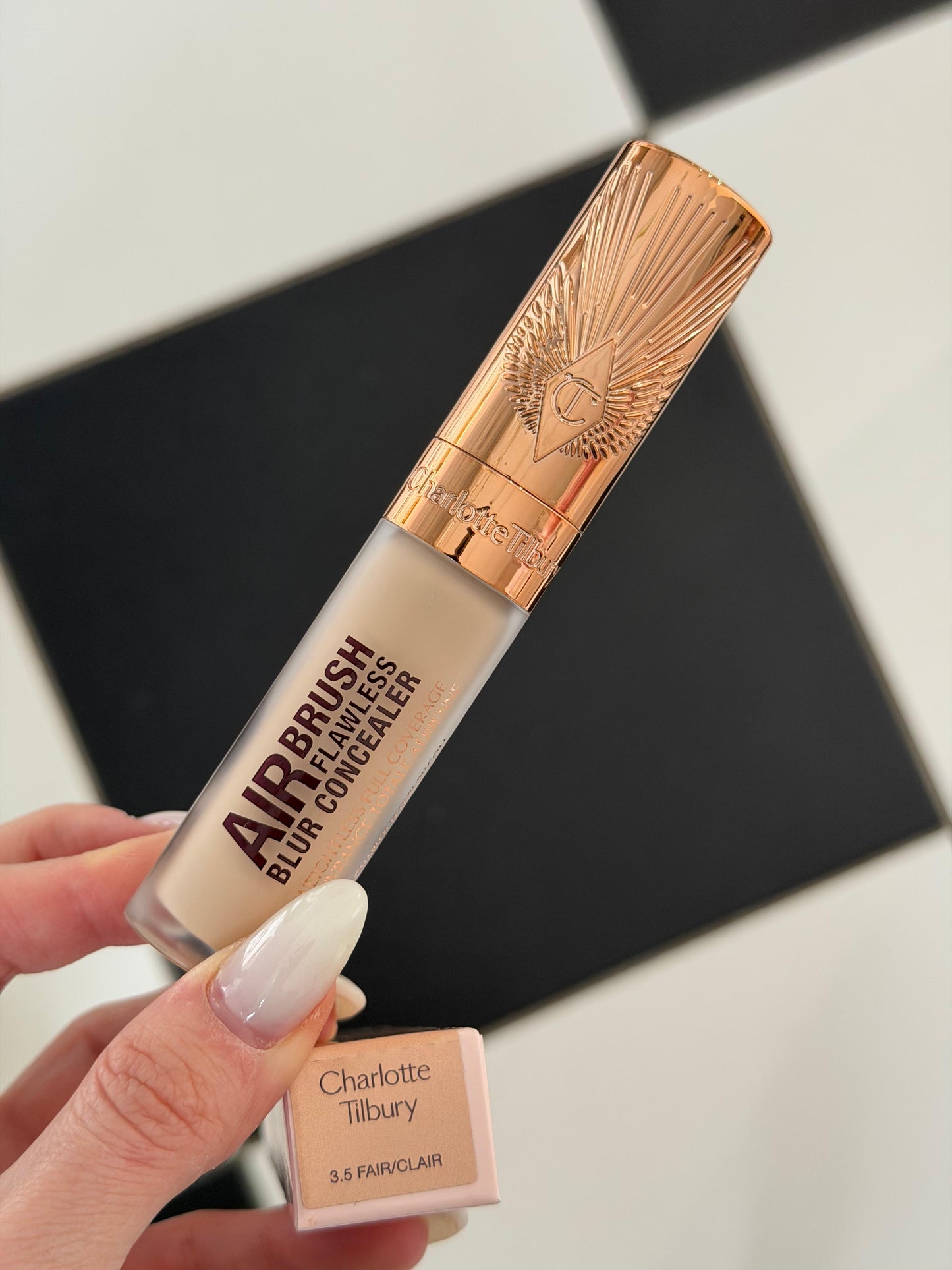 CHARLOTTE TILBURY Airbrush Flawless Blur Concealer (3.5)
Hydrating, Full-Coverage And 24-Hour Creaseless Wear