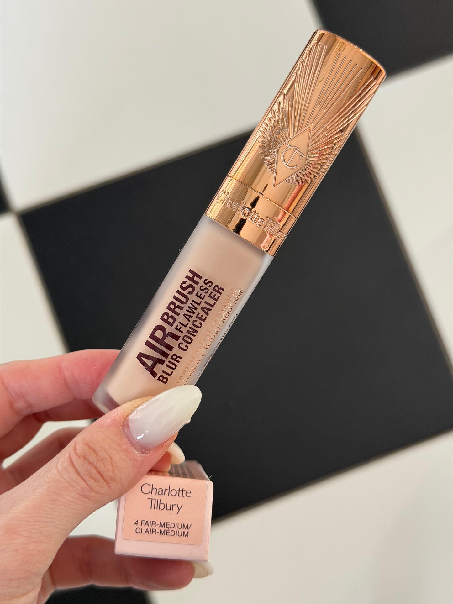CHARLOTTE TILBURY Airbrush Flawless Blur Concealer (4)
Hydrating, Full-Coverage And 24-Hour Creaseless Wear