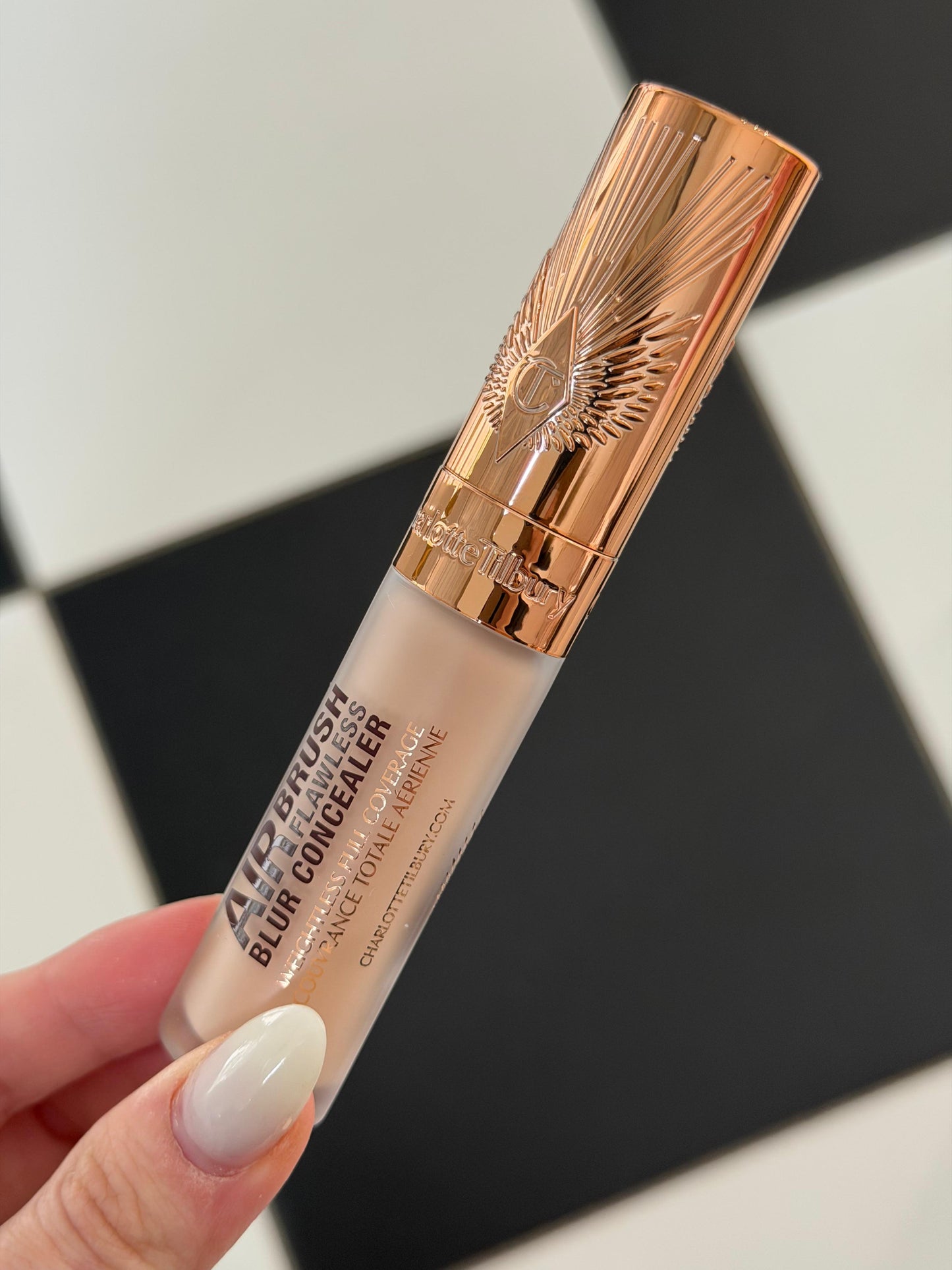 CHARLOTTE TILBURY Airbrush Flawless Blur Concealer (4)
Hydrating, Full-Coverage And 24-Hour Creaseless Wear