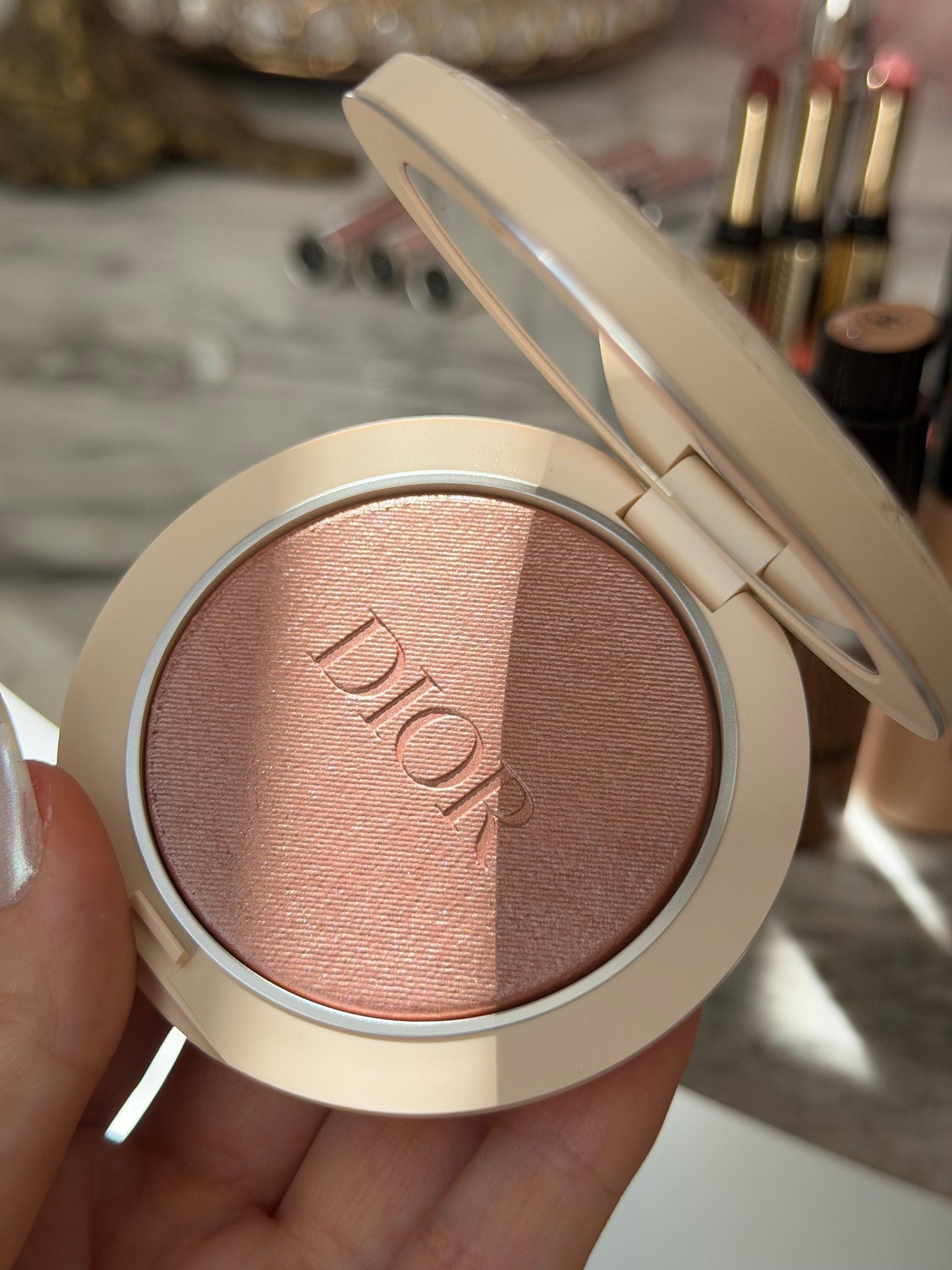 DIOR Forever Couture Luminizer (05)
Longwear Highlighter - 95%* Natural-Origin Pigments